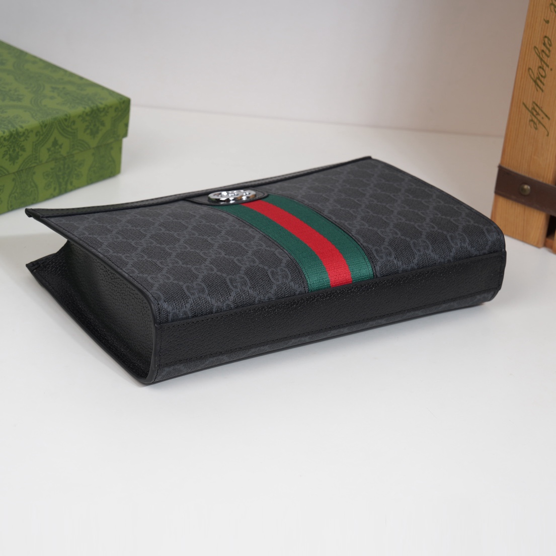 ，Gucci爆款来袭，精致手包💼选用由再生聚酯纤维和棉质纱线制成的面料打造，装饰专属标识图案丝印，搭配品牌徽标 尺寸：2