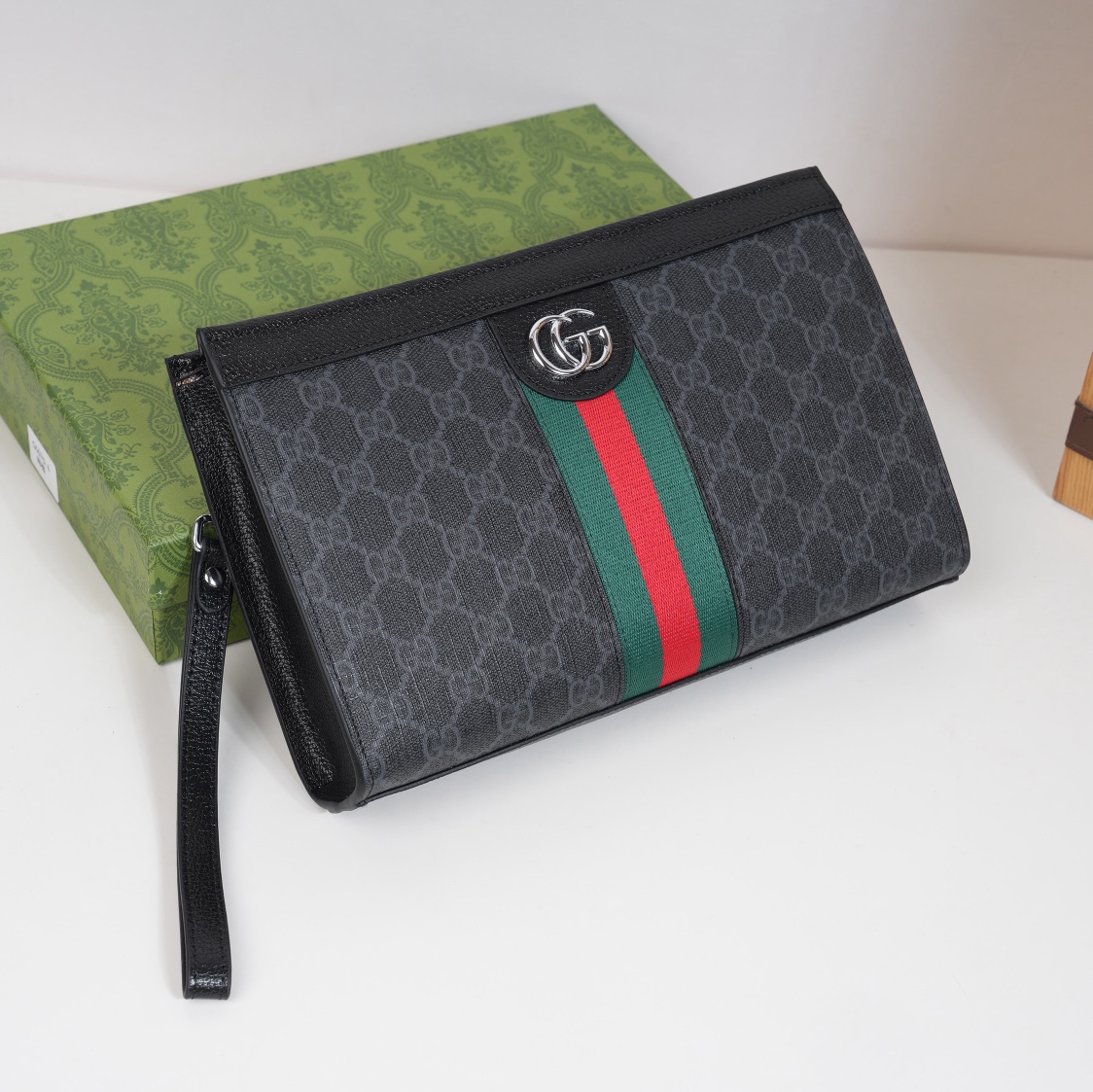 ，Gucci爆款来袭，精致手包💼选用由再生聚酯纤维和棉质纱线制成的面料打造，装饰专属标识图案丝印，搭配品牌徽标 尺寸：2