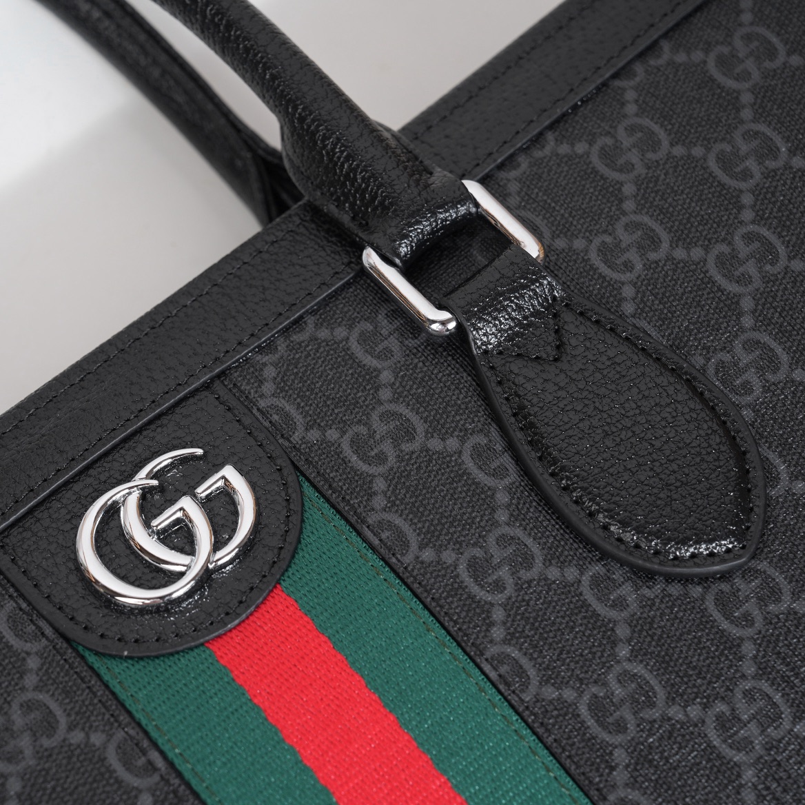 ,Gucci爆款来袭,精致公文包💼选用由再生聚酯纤维和棉质纱线制成的面料打造,装饰专属标识图案,搭配品牌徽标。可斜背,或 ,Gucci爆款来袭,精致公文包💼选用由再生聚酯纤维和棉质纱线制成的面料打造,装饰专属标识图案,搭配品牌徽标。可斜背,或