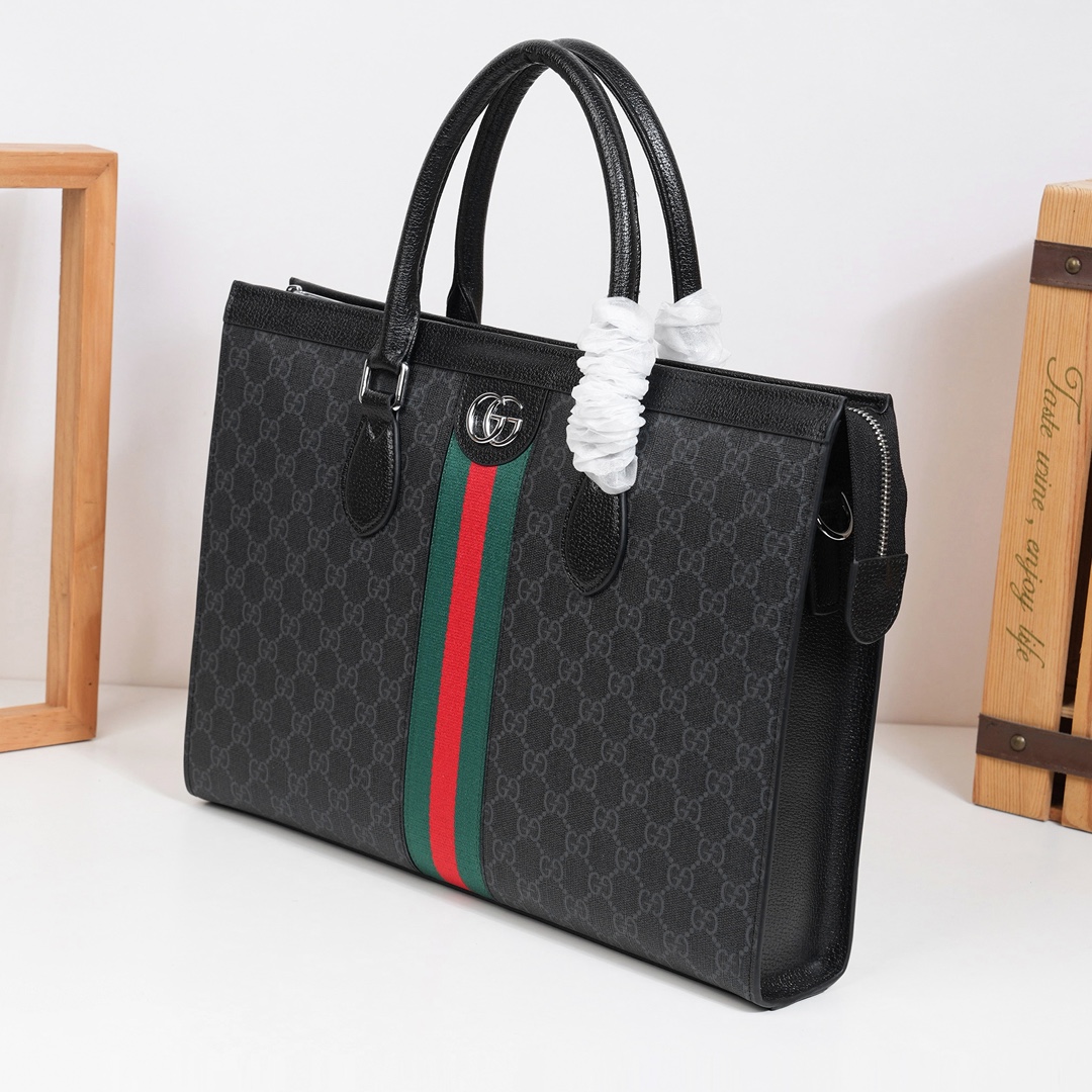 ,Gucci爆款来袭,精致公文包💼选用由再生聚酯纤维和棉质纱线制成的面料打造,装饰专属标识图案,搭配品牌徽标。可斜背,或 ,Gucci爆款来袭,精致公文包💼选用由再生聚酯纤维和棉质纱线制成的面料打造,装饰专属标识图案,搭配品牌徽标。可斜背,或