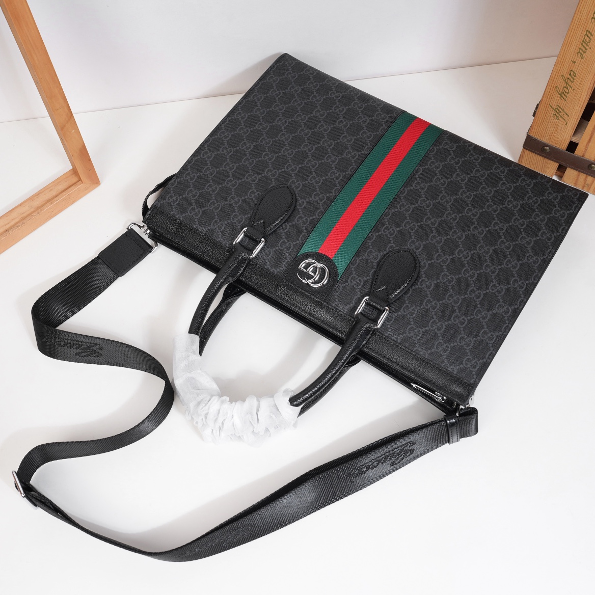 ,Gucci爆款来袭,精致公文包💼选用由再生聚酯纤维和棉质纱线制成的面料打造,装饰专属标识图案,搭配品牌徽标。可斜背,或 ,Gucci爆款来袭,精致公文包💼选用由再生聚酯纤维和棉质纱线制成的面料打造,装饰专属标识图案,搭配品牌徽标。可斜背,或