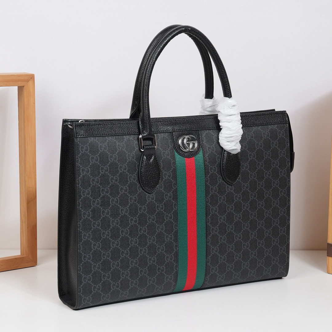 ,Gucci爆款来袭,精致公文包💼选用由再生聚酯纤维和棉质纱线制成的面料打造,装饰专属标识图案,搭配品牌徽标。可斜背,或 ,Gucci爆款来袭,精致公文包💼选用由再生聚酯纤维和棉质纱线制成的面料打造,装饰专属标识图案,搭配品牌徽标。可斜背,或