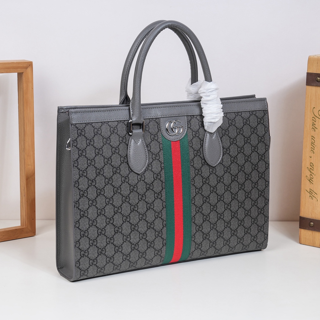 ,Gucci爆款来袭,精致公文包💼选用由再生聚酯纤维和棉质纱线制成的面料打造,装饰专属标识图案,搭配品牌徽标。可斜背,或 ,Gucci爆款来袭,精致公文包💼选用由再生聚酯纤维和棉质纱线制成的面料打造,装饰专属标识图案,搭配品牌徽标。可斜背,或