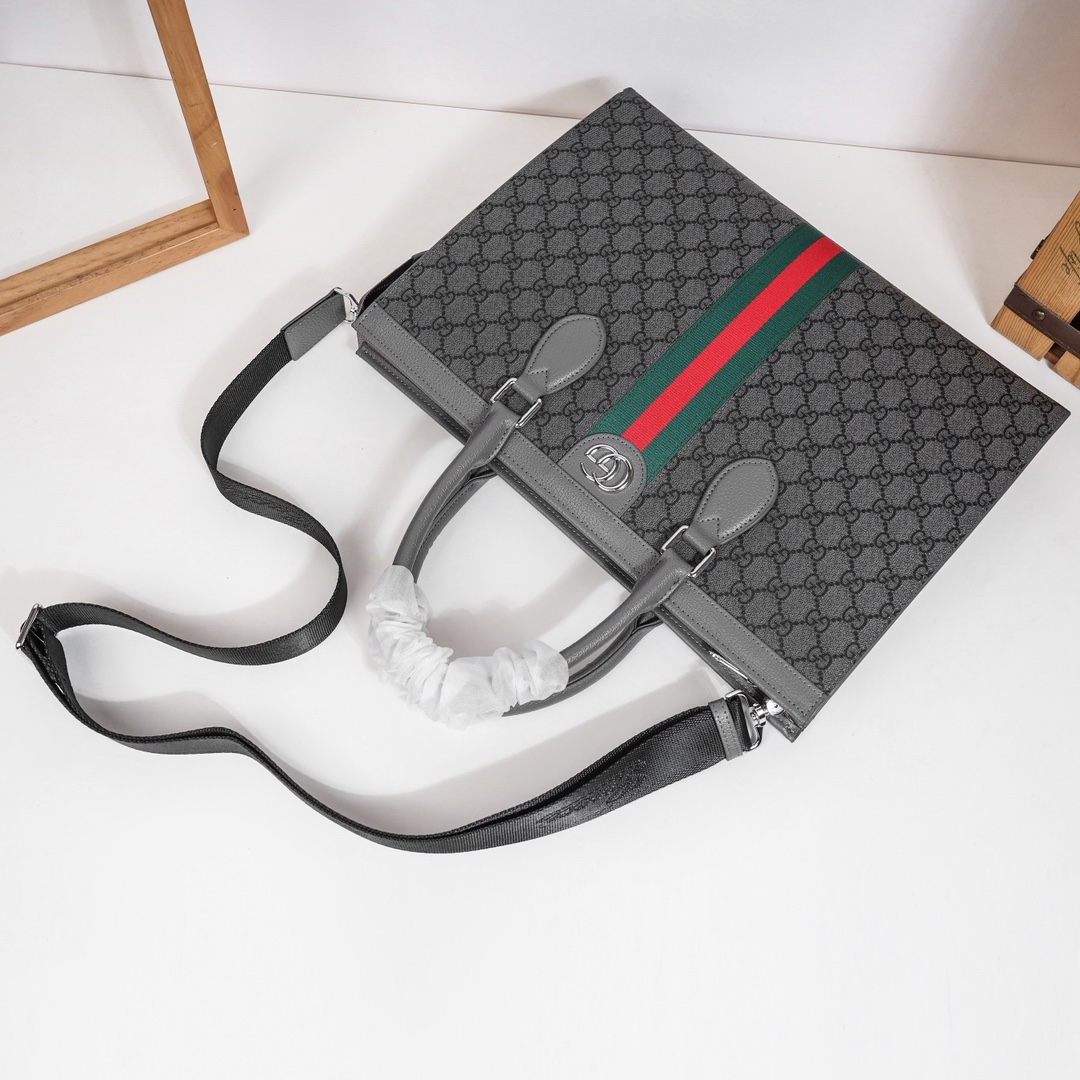 ,Gucci爆款来袭,精致公文包💼选用由再生聚酯纤维和棉质纱线制成的面料打造,装饰专属标识图案,搭配品牌徽标。可斜背,或 ,Gucci爆款来袭,精致公文包💼选用由再生聚酯纤维和棉质纱线制成的面料打造,装饰专属标识图案,搭配品牌徽标。可斜背,或