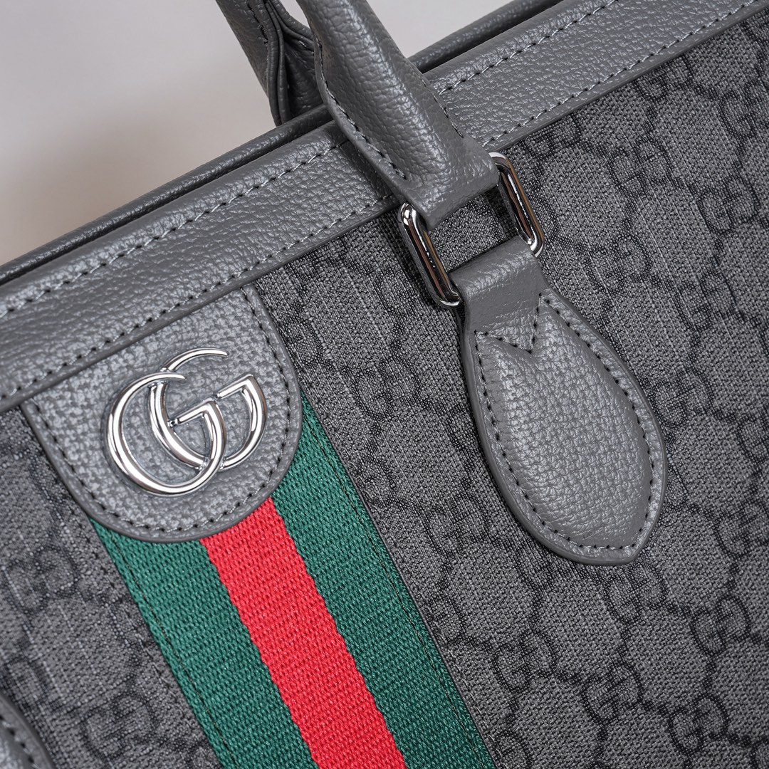 ,Gucci爆款来袭,精致公文包💼选用由再生聚酯纤维和棉质纱线制成的面料打造,装饰专属标识图案,搭配品牌徽标。可斜背,或 ,Gucci爆款来袭,精致公文包💼选用由再生聚酯纤维和棉质纱线制成的面料打造,装饰专属标识图案,搭配品牌徽标。可斜背,或