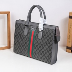 ,Gucci爆款来袭,精致公文包💼选用由再生聚酯纤维和棉质纱线制成的面料打造,装饰专属标识图案,搭配品牌徽标。可斜背,或 ,Gucci爆款来袭,精致公文包💼选用由再生聚酯纤维和棉质纱线制成的面料打造,装饰专属标识图案,搭配品牌徽标。可斜背,或