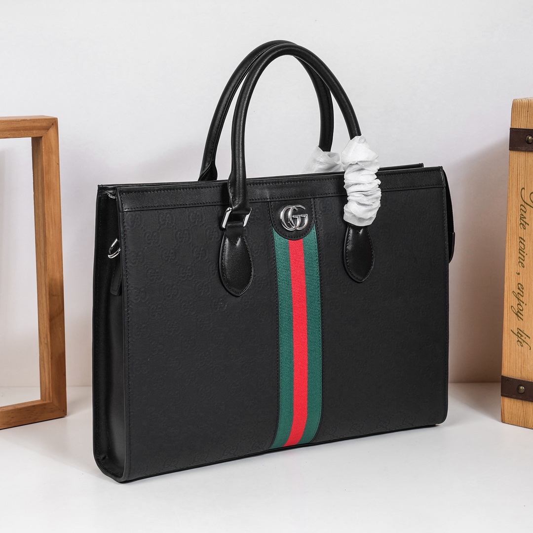 ,Gucci爆款来袭,精致公文包💼选用由再生聚酯纤维和棉质纱线制成的面料打造,装饰专属标识图案,搭配品牌徽标。可斜背,或 ,Gucci爆款来袭,精致公文包💼选用由再生聚酯纤维和棉质纱线制成的面料打造,装饰专属标识图案,搭配品牌徽标。可斜背,或