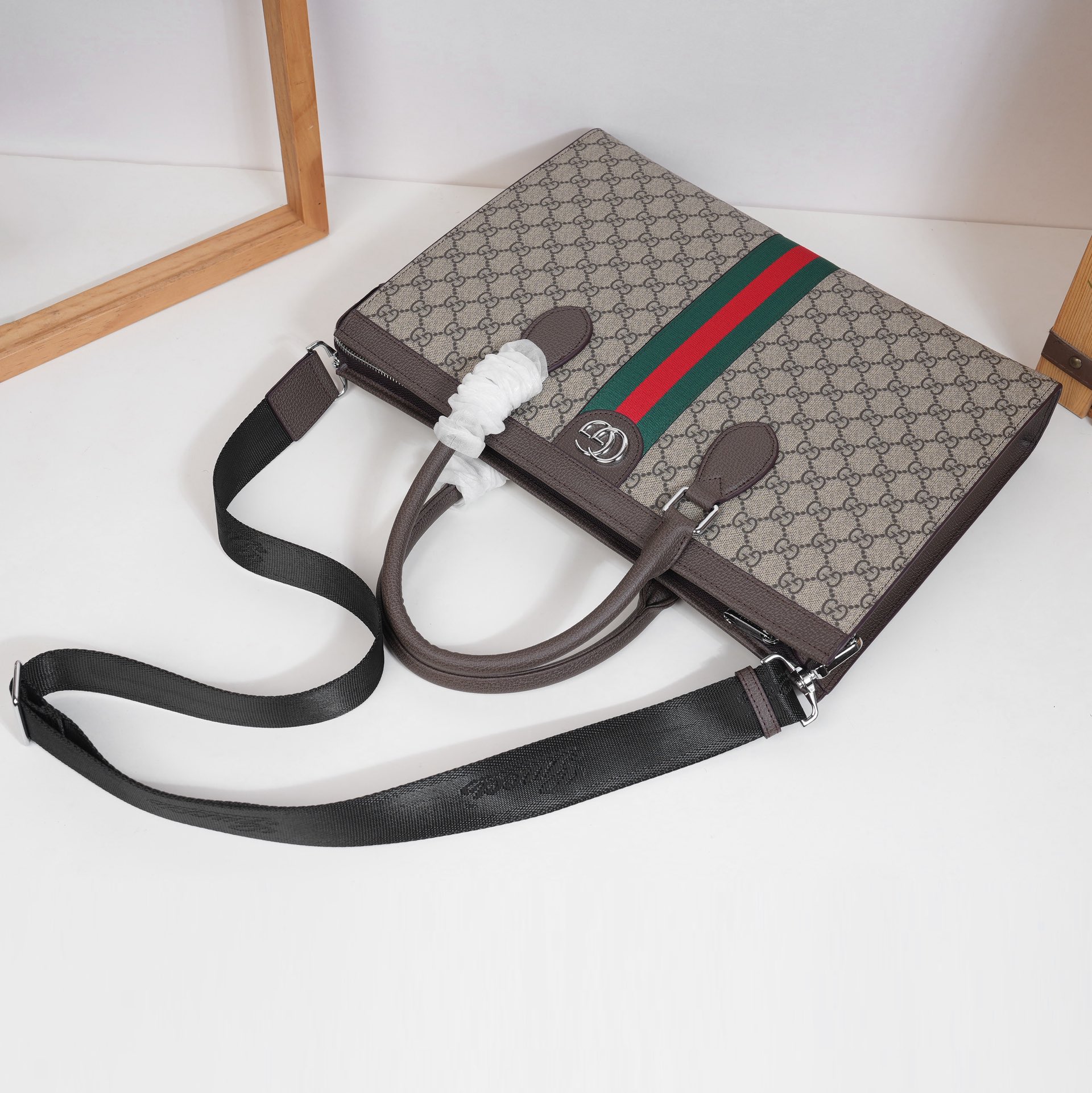 ,Gucci爆款来袭,精致公文包💼选用由再生聚酯纤维和棉质纱线制成的面料打造,装饰专属标识图案,搭配品牌徽标。可斜背,或 ,Gucci爆款来袭,精致公文包💼选用由再生聚酯纤维和棉质纱线制成的面料打造,装饰专属标识图案,搭配品牌徽标。可斜背,或