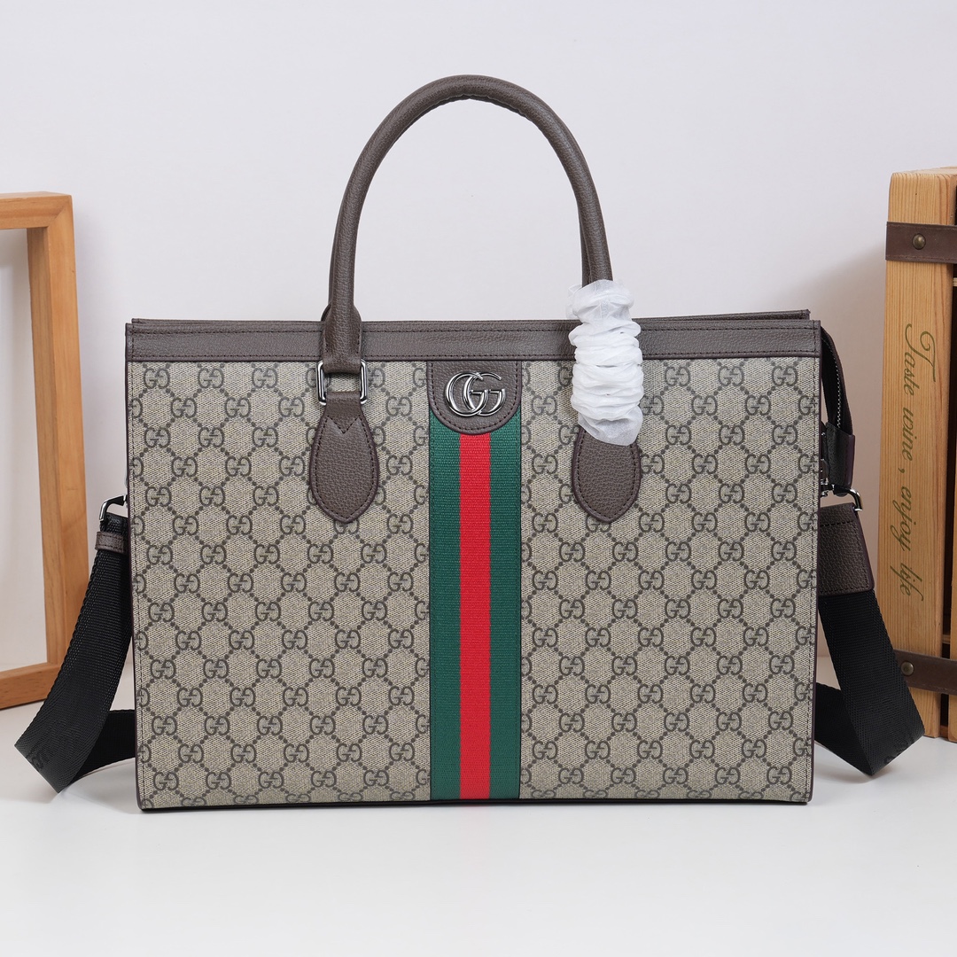 ,Gucci爆款来袭,精致公文包💼选用由再生聚酯纤维和棉质纱线制成的面料打造,装饰专属标识图案,搭配品牌徽标。可斜背,或 ,Gucci爆款来袭,精致公文包💼选用由再生聚酯纤维和棉质纱线制成的面料打造,装饰专属标识图案,搭配品牌徽标。可斜背,或