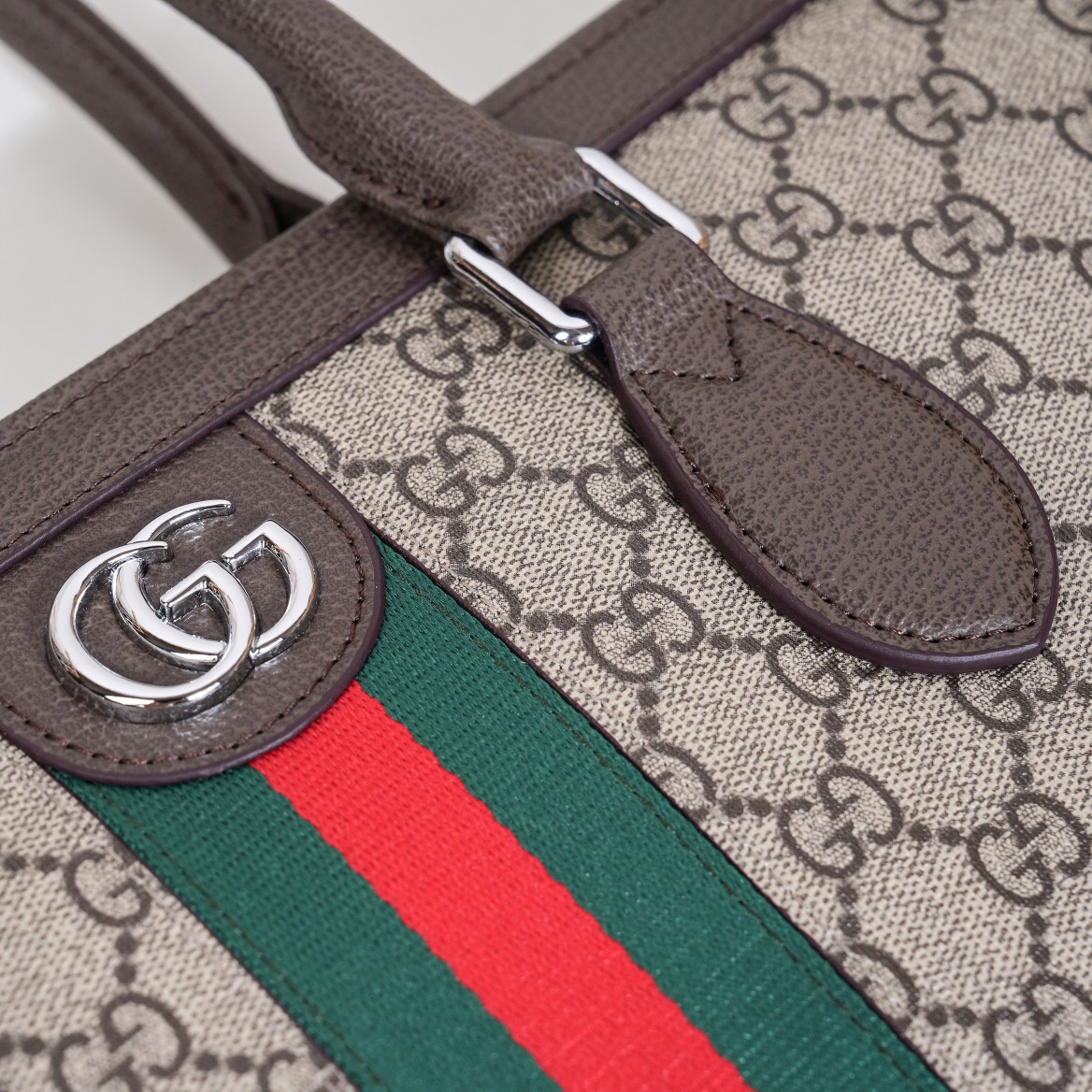 ,Gucci爆款来袭,精致公文包💼选用由再生聚酯纤维和棉质纱线制成的面料打造,装饰专属标识图案,搭配品牌徽标。可斜背,或 ,Gucci爆款来袭,精致公文包💼选用由再生聚酯纤维和棉质纱线制成的面料打造,装饰专属标识图案,搭配品牌徽标。可斜背,或