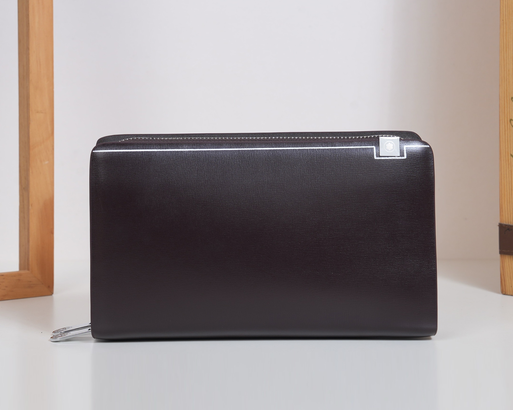 ，万宝龙爆款来袭，精致双层拉链包💼选用由再生聚酯纤维和棉质纱线制成的面料打造，装饰专属标识图案丝印，搭配品牌徽标 尺寸：
