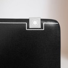 ,万宝龙爆款来袭,精致双层拉链包💼选用由再生聚酯纤维和棉质纱线制成的面料打造,装饰专属标识图案丝印,搭配品牌徽标 尺寸: ,万宝龙爆款来袭,精致双层拉链包💼选用由再生聚酯纤维和棉质纱线制成的面料打造,装饰专属标识图案丝印,搭配品牌徽标 尺寸: