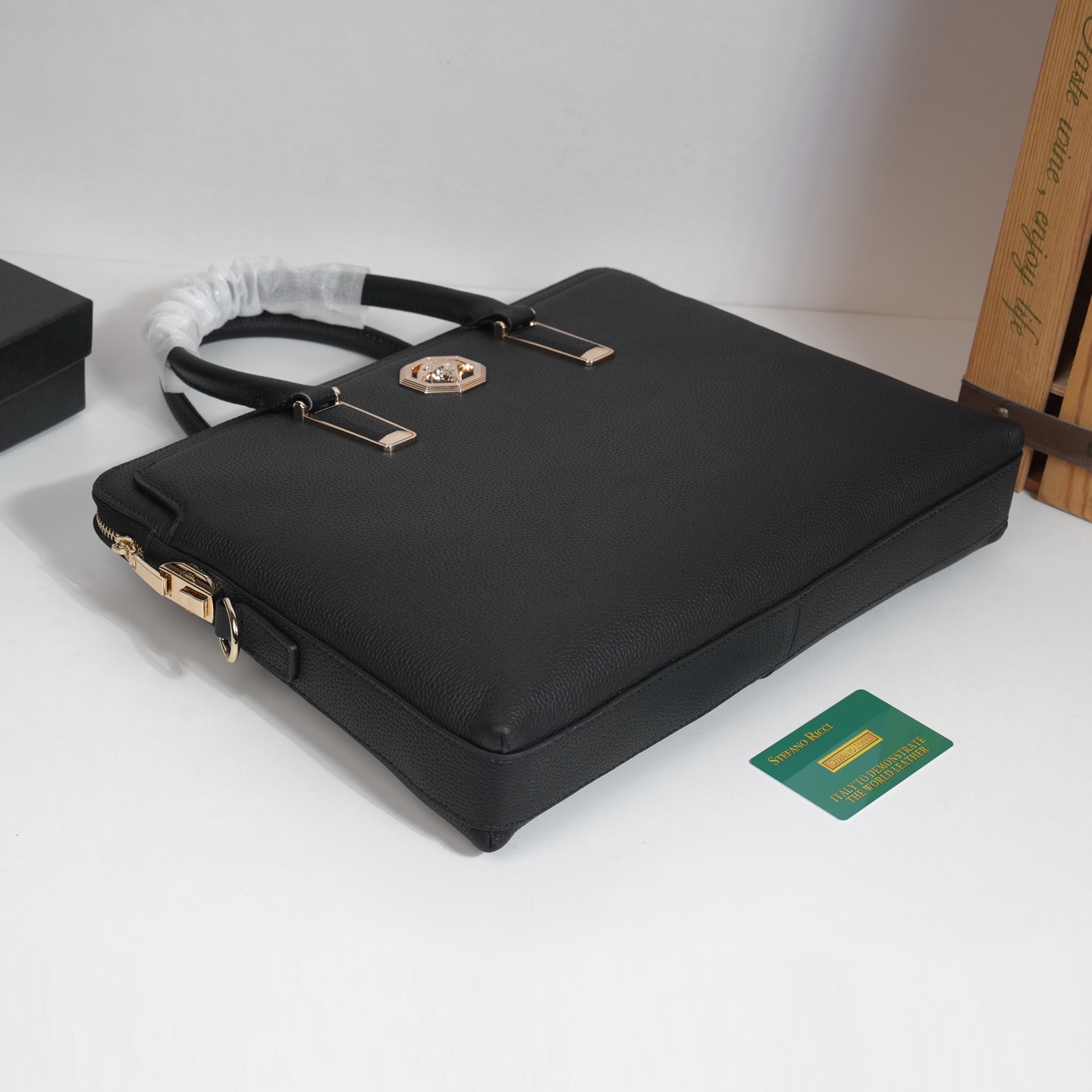 ,爆款来袭,精致公文包💼选用由再生聚酯纤维头层牛皮和棉质纱线制成的面料打造,装饰专属标识图案压印,搭配品牌徽标。可斜背, ,爆款来袭,精致公文包💼选用由再生聚酯纤维头层牛皮和棉质纱线制成的面料打造,装饰专属标识图案压印,搭配品牌徽标。可斜背,