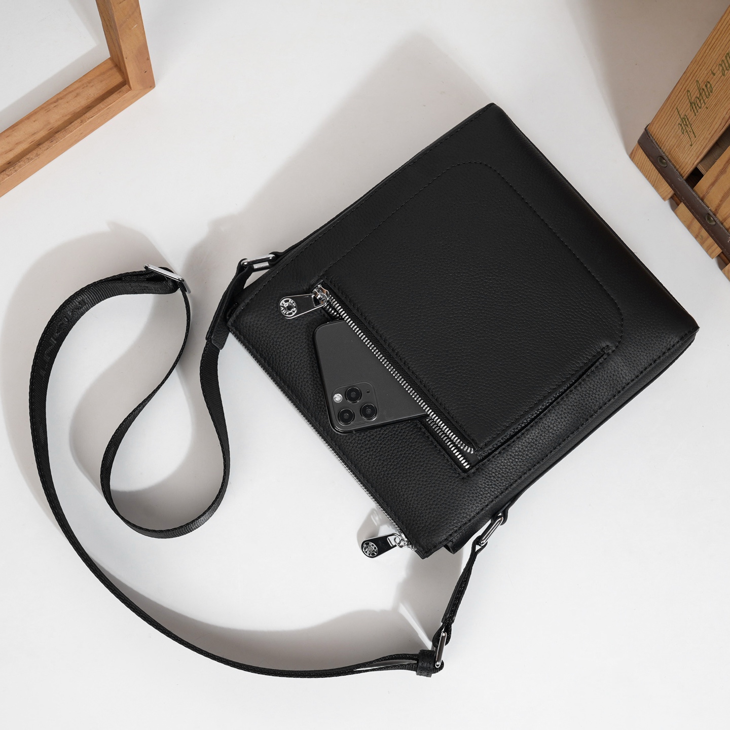,爆款来袭,精致斜挎包💼选用由再生聚酯纤维和棉质纱线制成的面料打造,装饰专属标识图案丝印,搭配品牌徽标。可斜背,或使用可 ,爆款来袭,精致斜挎包💼选用由再生聚酯纤维和棉质纱线制成的面料打造,装饰专属标识图案丝印,搭配品牌徽标。可斜背,或使用可