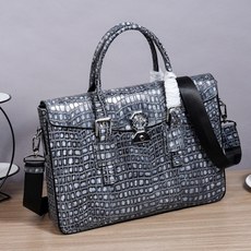 ,史蒂芬爆款来袭,精致公文包💼选用由再生聚酯纤维和棉质纱线制成的面料打造,装饰专属标识图案,搭配品牌徽标。可斜背,或使用 ,史蒂芬爆款来袭,精致公文包💼选用由再生聚酯纤维和棉质纱线制成的面料打造,装饰专属标识图案,搭配品牌徽标。可斜背,或使用