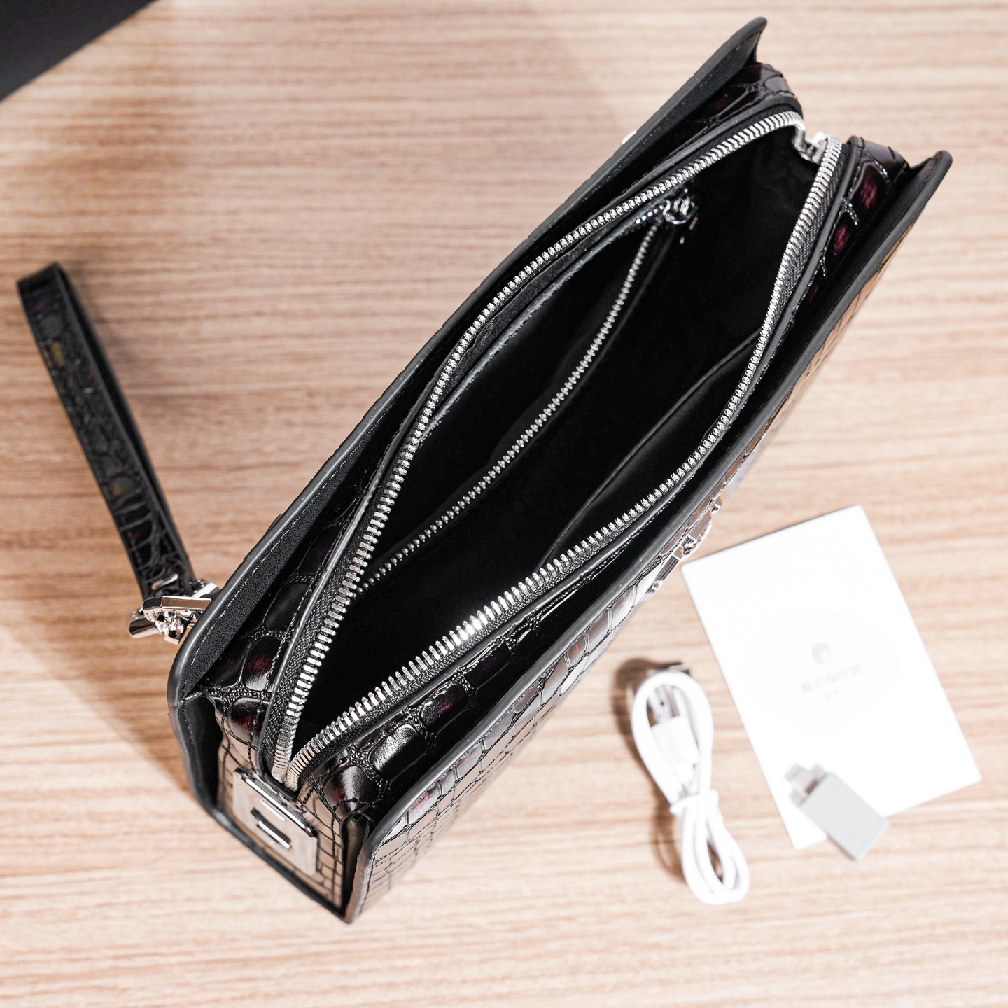 ，爆款来袭，精致手拿包💼选用由再生聚酯纤维头层牛皮和棉质纱线制成的面料打造，装饰专属标识图案压印和五金Logo，搭配品牌