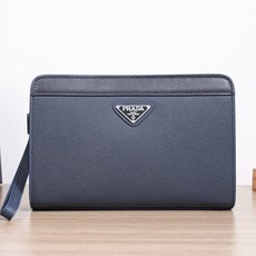,爆款来袭,精致手拿包💼选用由再生聚酯纤维头层牛皮和棉质纱线制成的面料打造,装饰专属标识图案压印和五金Logo,搭配品牌 ,爆款来袭,精致手拿包💼选用由再生聚酯纤维头层牛皮和棉质纱线制成的面料打造,装饰专属标识图案压印和五金Logo,搭配品牌