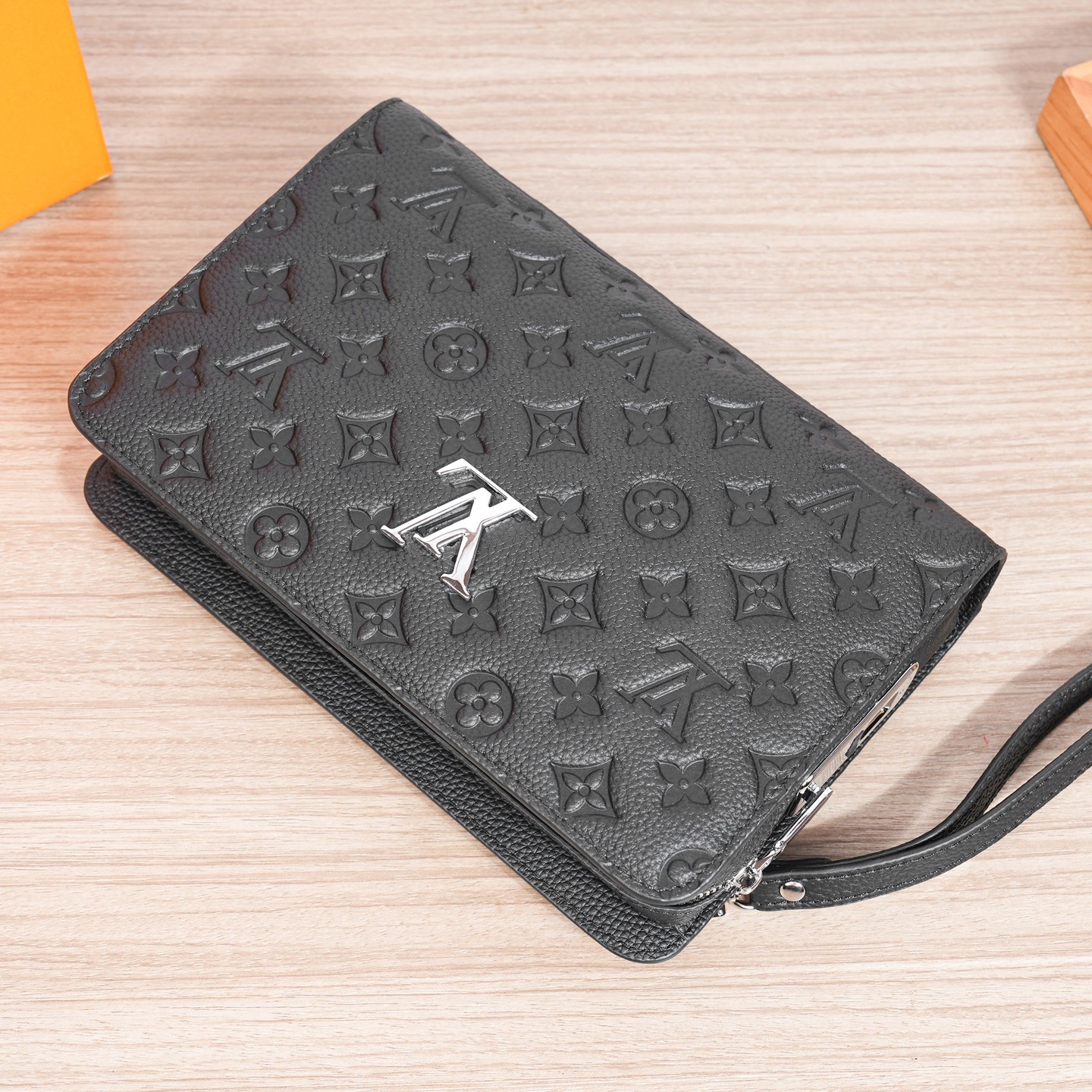 ,爆款来袭,精致手拿包💼选用由再生聚酯纤维头层牛皮和棉质纱线制成的面料打造,装饰专属标识图案压印和五金Logo,搭配品牌 ,爆款来袭,精致手拿包💼选用由再生聚酯纤维头层牛皮和棉质纱线制成的面料打造,装饰专属标识图案压印和五金Logo,搭配品牌