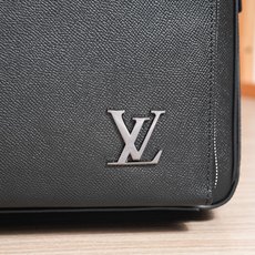 ,爆款来袭,精致公文包💼选用由再生聚酯纤维和棉质纱线制成的面料打造,装饰专属标识图案,搭配品牌徽标。可斜背,或使用可调式 ,爆款来袭,精致公文包💼选用由再生聚酯纤维和棉质纱线制成的面料打造,装饰专属标识图案,搭配品牌徽标。可斜背,或使用可调式