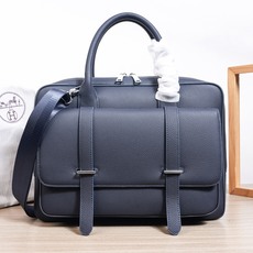 ,爆款来袭,精致公文包💼选用由再生聚酯纤维和棉质纱线制成的面料打造,装饰专属标识图案,搭配品牌徽标。可斜背,或使用可调式 ,爆款来袭,精致公文包💼选用由再生聚酯纤维和棉质纱线制成的面料打造,装饰专属标识图案,搭配品牌徽标。可斜背,或使用可调式