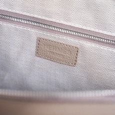 ,爆款来袭,精致公文包💼选用由再生聚酯纤维和棉质纱线制成的面料打造,装饰专属标识图案,搭配品牌徽标。可斜背,或使用可调式 ,爆款来袭,精致公文包💼选用由再生聚酯纤维和棉质纱线制成的面料打造,装饰专属标识图案,搭配品牌徽标。可斜背,或使用可调式