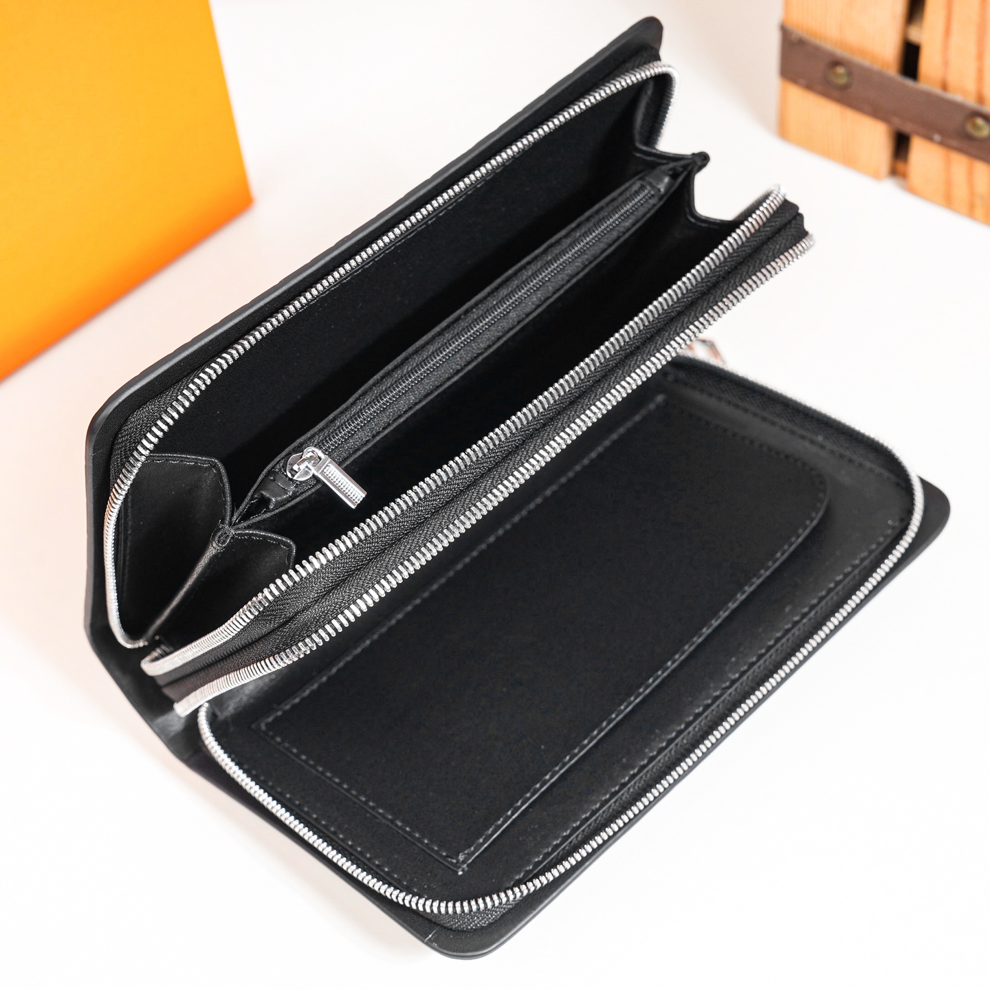 ，爆款来袭，精致双层拉链包💼选用由再生聚酯纤维和棉质纱线制成的面料打造，装饰专属标识图案丝印，搭配品牌徽标 尺寸：15*