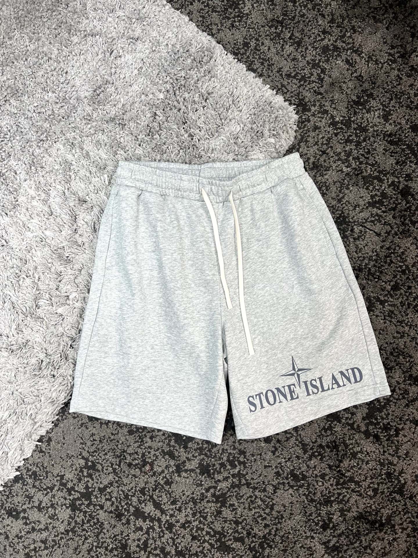 NO:444190,Stone Island*Stone Island long pants, waist circumference, hip circumference, wide legs S5173 5263 M5376 5465 L5579 5667 XL5782 5869 XXL5985 6071 Recommended size S/110-130, M/130- L/-170XL/170-190XXL/190-210 Printed logo shorts *Use 18-piece 360g fixed woven double-strand pure cotton terry fabric, woven with 34-inch 18-needle imported large round machine, fixed woven fixed dyeing cloth washes and shapes to avoid shrinkage, the face cloth feels comfortable and soft, and the same cylinder fixed dyeing drawstring and large body material ensure no color difference for the board.  *The waist design of the elastic band and drawstring are freely adjusted to fit different figures. The hem brand logo printed letters are available in multiple colors. There is always one color suitable for you. * Whether it is daily leisure or relaxed exercise, it can be easily controlled, allowing you to coexist with fashion and comfort. The washing method is recommended to dry cleaning or wrap the back of the laundry bag, and the machine wash is separately cold water and natural drying. Model XLL92734, the same style for men and women, flower gray, iron gray, brown, retro green, dark blue, black S-XXl,, shorts, alexander wang19860909Stone Island*石头岛 裤长腰围臀围腿阔 S5173 5263 M5376 5465 L5579 5667 XL5782 5869 XXL5985 6071 推荐尺寸 S/110-130,M/130- L/-170XL/ 170-190XXL/ 190-210 印花标识短裤 *采用18支 360克定织双股纯棉毛圈面料,运用34寸18针进口大圆机织造,定织定染胚布水洗定型避免缩水,面布手感舒适熟软,同缸定染抽绳和大身料对板环保活性染保证无色差. *印花工艺腰部设计松紧带与抽绳自由调节贴合不同身形.下摆品牌logo印花字母,多色系可选 总有一色适合你. *无论是日常休闲还是轻松运动,都能轻松驾驭,让你时尚与舒适并存. 洗涤方式建议干洗或包裹洗衣袋反面单独冷水快速机洗自然晾干型号XLL92734 男女同款 花灰 铁灰 咖啡色 复古绿 深蓝 黑色 S-XXl,,shorts,alexander wang,Men's clothing