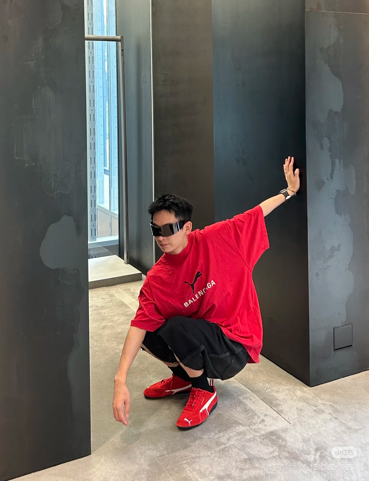 NO:444204,Balenciaga PUMA long, bust, shoulders, wide sleeves, XS6853 5220 S7156 5521.5 M7459 5823 L7762 61 24.5 XL8065 6425 Recommended size XS/ 110-120S/120-140 M/ 140-160L/160-180XL/180-200 Co-branded series short-sleeved T-shirt *Customized 280g cotton fabric, fabric is used for the old, washed and fried salt effect, the color is very beautiful, the ready-made garment is soft and skin-friendly and comfortable. *Printing process PUMA OVERSIZED T-SHIRT IN RED Co-branded series badges LOGO printing  *It cleverly combines the brand's iconic elements with modern trends, showing the unique brand charm and the wearer's personality style. Washing method is recommended to dry cleaning or wrap the back of the laundry bag, separate cold water and fast machine washing and drying naturally. Model XLL1224, same style for men and women, rendering white, washing and ash, Chinese red, washing and black. XS-Xl,,balenciaga,versace,T-shirt,tees,t-shirt,alexander wang19860909Balenciaga PUMA 衣长胸围肩宽袖长 XS6853 5220 S7156 5521.5 M7459 5823 L7762 61 24.5 XL8065 6425 推荐尺寸 XS/ 110-120S/120-140 M/ 140-160L/160-180XL/180-200 联名系列短袖T恤 *定制280克全棉面料,面料做旧洗褪炒盐效果颜色非常靓正成衣柔软亲肤舒适 . *印花工艺PUMA OVERSIZED T-SHIRT IN RED 联名合作系列徽章LOGO印花 *它巧妙地将品牌标志性的元素与现代潮流趋势相结合,展现了独特的品牌魅力与穿着者的个性风采. 洗涤方式建议干洗或包裹洗衣袋反面单独冷水快速机洗自然晾干型号XLL1224 男女同款 渲染白 水洗灰 中国红 水洗黑 XS-Xl,,balenciaga,versace,T-shirt,tees，t-shirt,alexander wang,Men's clothing