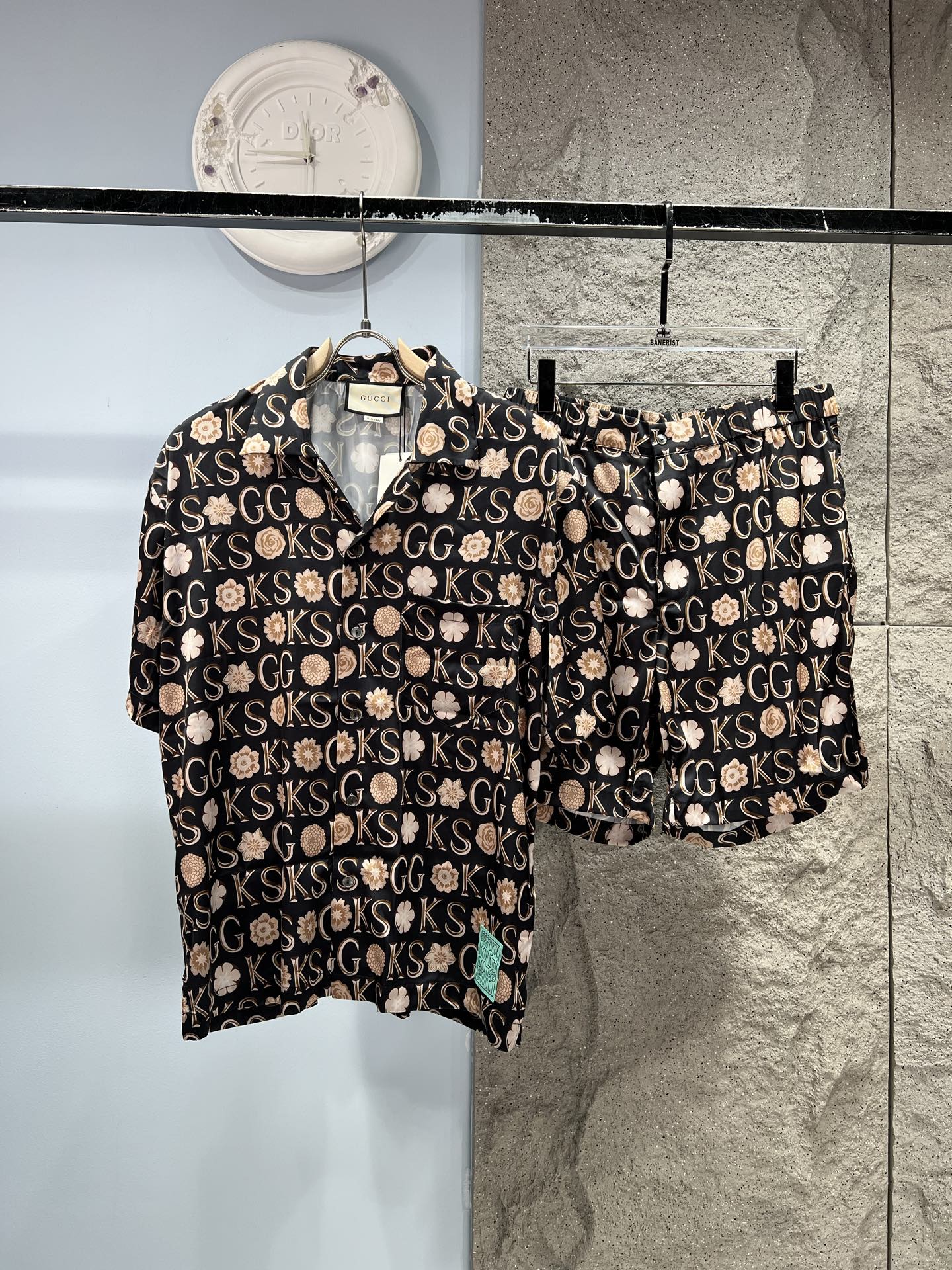 Conjunto de camisa de manga corta y pantalones cortos de estilo relajado GUCCI. Confección de alta calidad, con colores…