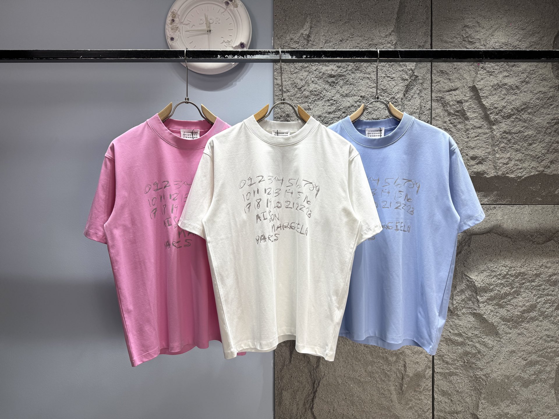 Blanco, rosa Barbie, azul cielo