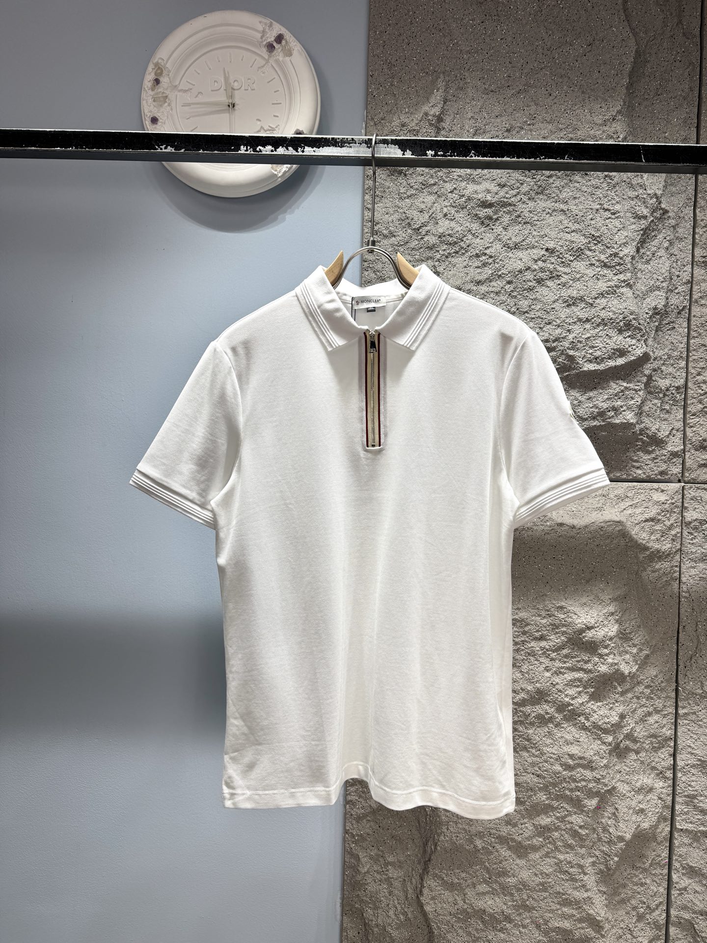 Moncler* polo de manga corta con insignia en la manga‼️ 🖤Este polo de manga corta de Moncler se basa en un diseño de c…