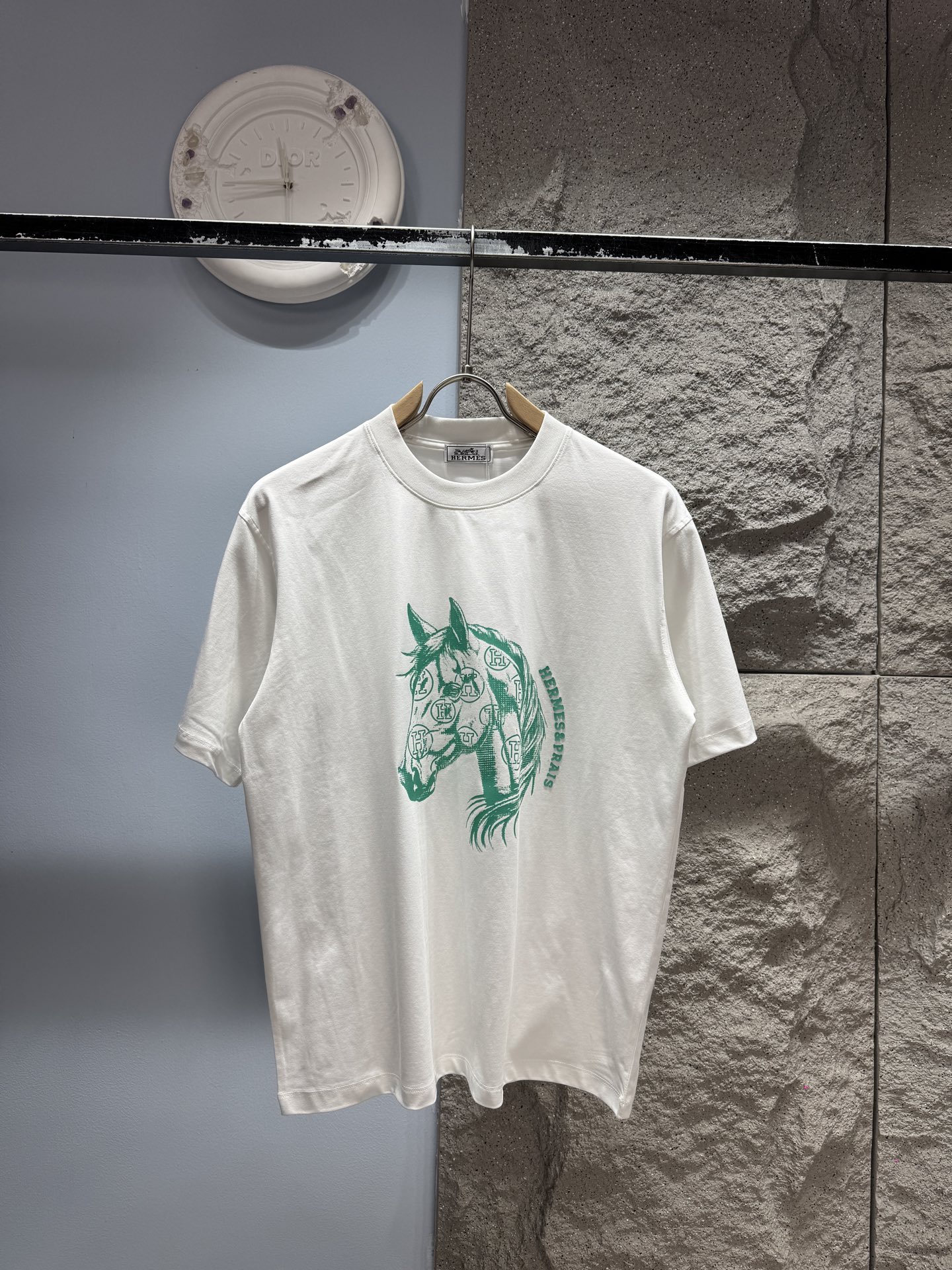 Camiseta de manga corta Hermès* con estampado de logotipo ‼️ 🖤 Con un aura de lujo al instante, ¡la elegancia discreta…