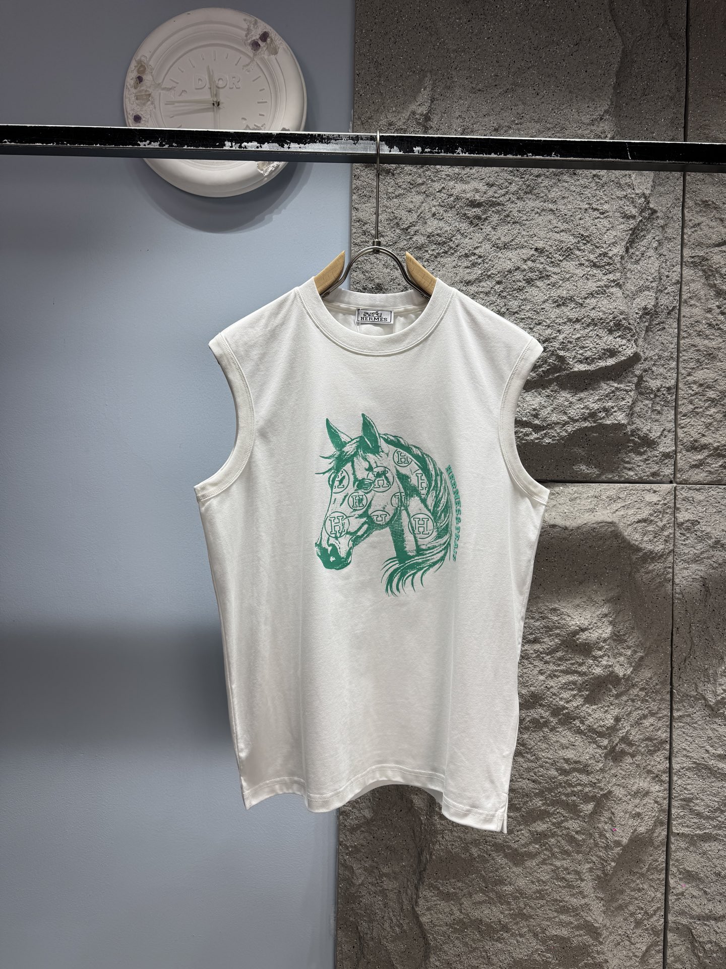 Camiseta de manga corta Hermès* con motivo de cabeza de caballo ‼️ 🖤 Con un aura de lujo al instante, ¡la elegancia di…