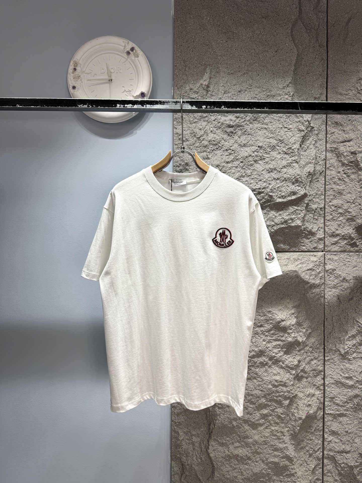 P148 Moncler* camiseta de manga corta con insignia‼️ 🖤Camiseta de manga corta de Moncler, confeccionada en algodón pur…