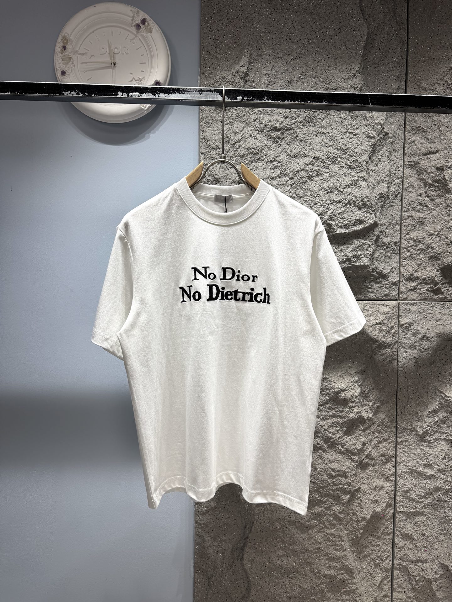 P148 Dior*Letras bordadas Dior‼ ️Camiseta de manga corta® 🖤La camiseta de manga corta de Dior tiene letras "No Dior No…