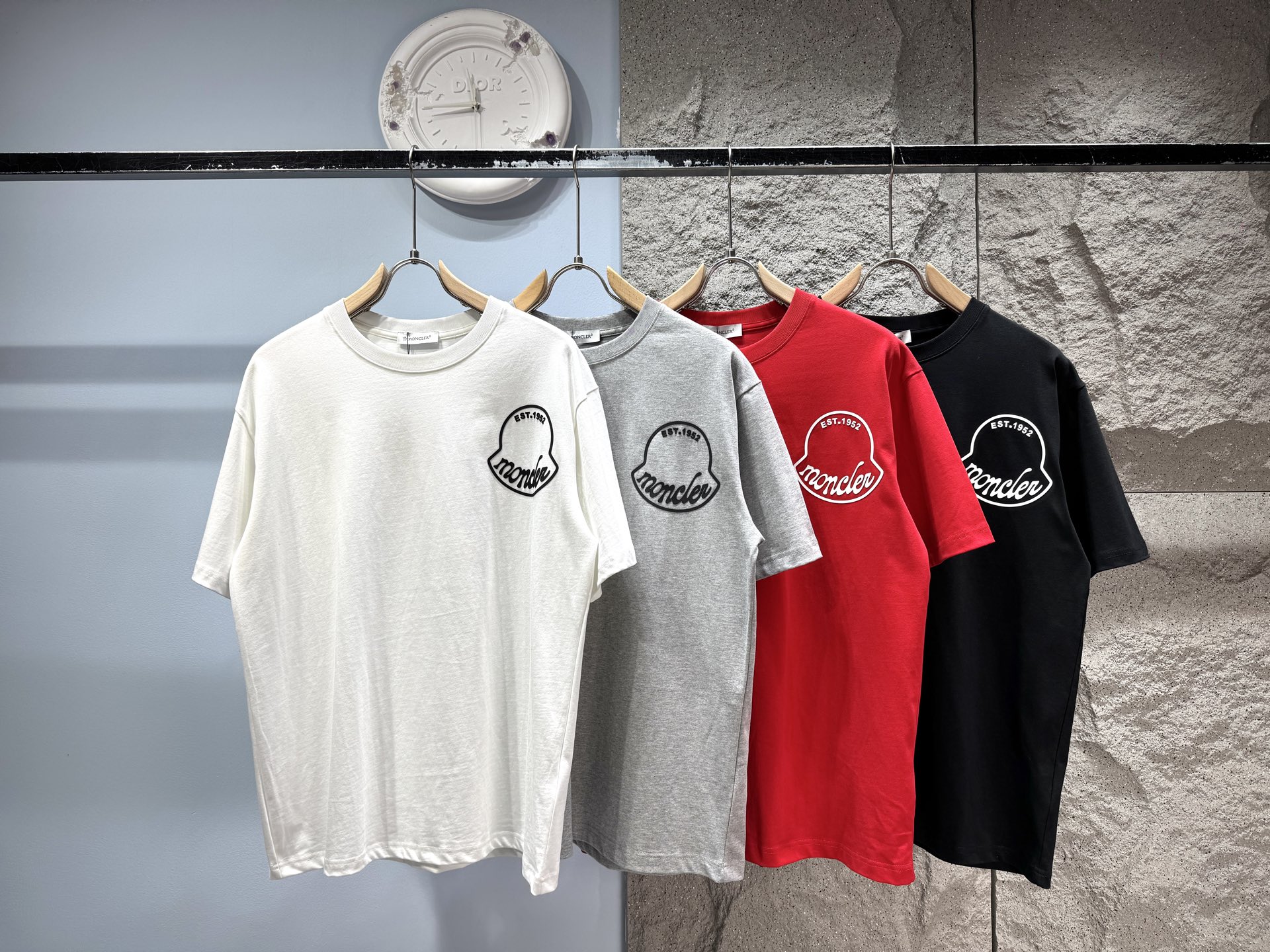 Blanco, gris, rojo, negro
