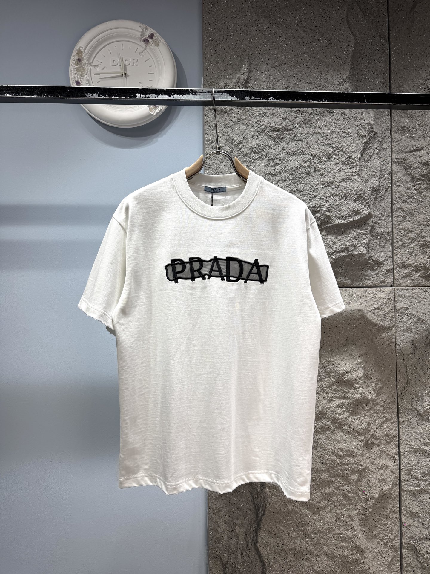 P150 PRADA*Letras bordadas de Prada‼ ️Camiseta de manga corta® 🖤Tejido de algodón puro pesado de 380 g, ¡sabrás lo sól…