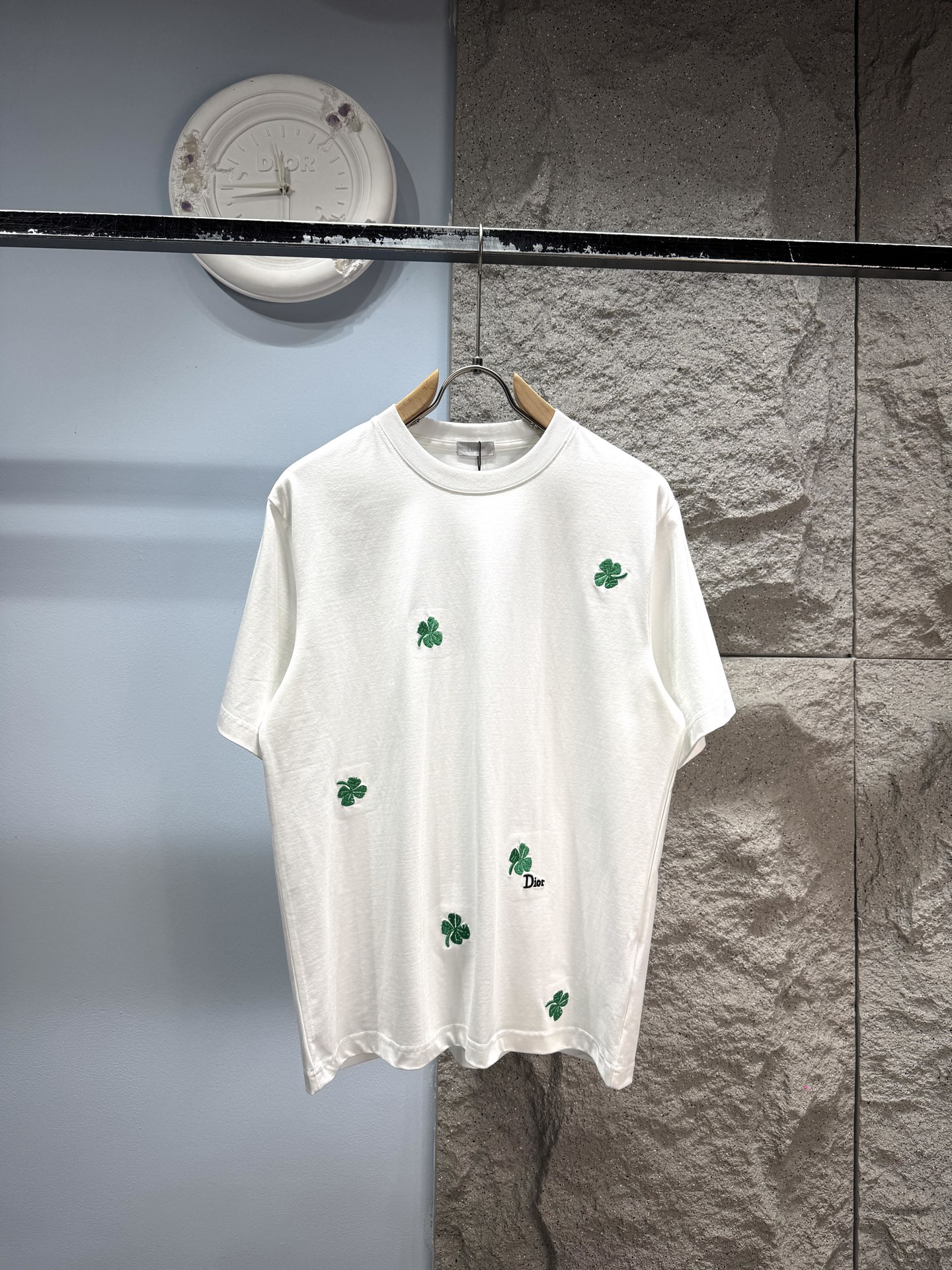 P148 Dior*Trébol de cuatro hojas bordado Dior🍀‼ ️Camiseta de manga corta® 🖤La tela de algodón puro de 280 g se siente…