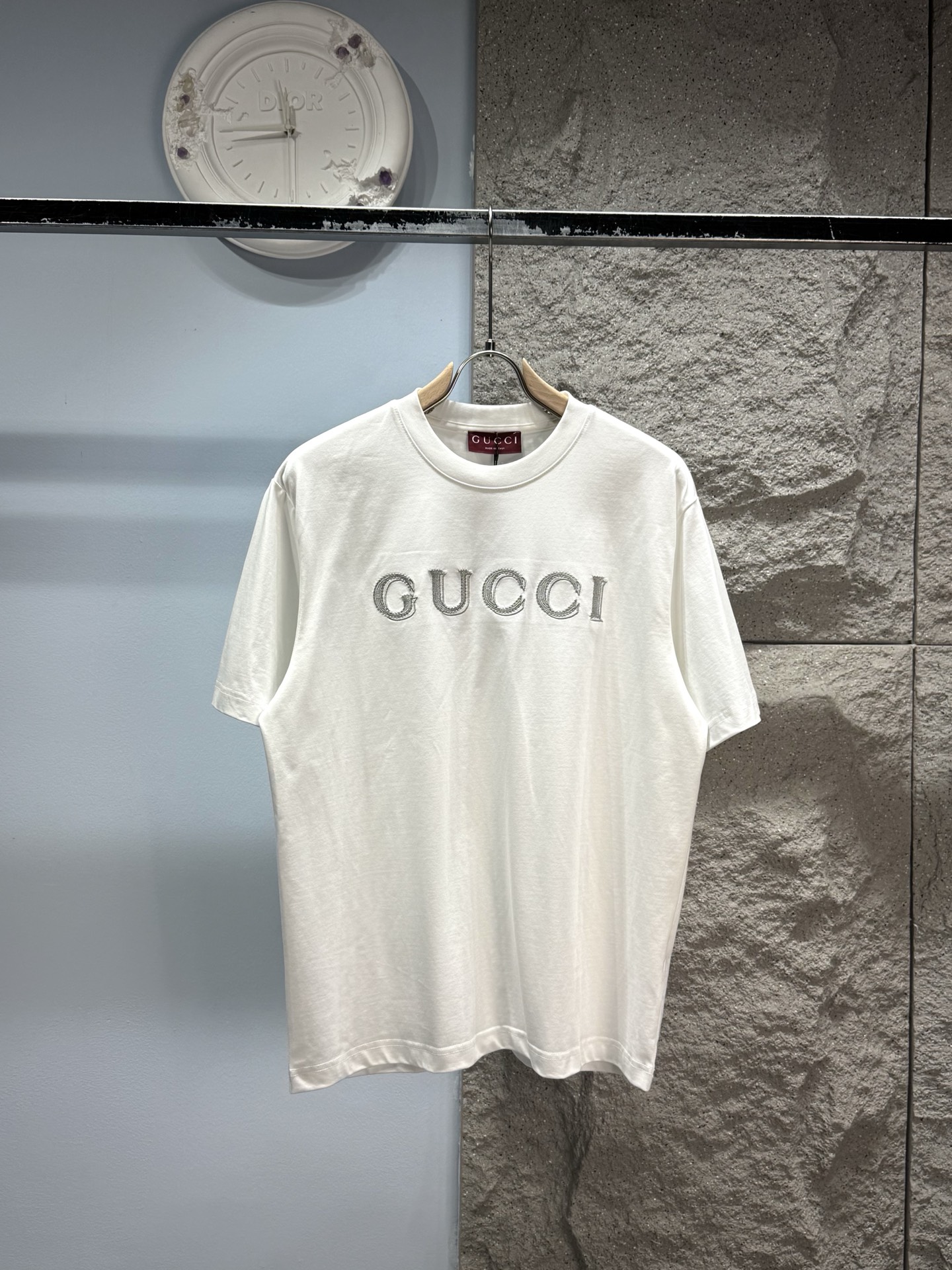P148 Gucci*古奇 刺绣字母‼️短袖T恤® 🖤280g重磅纯棉面料，上手软糯还自带挺括感，夏天穿完全不透! 胸前以品牌标识为核心设计， 融入 复古刺绣灵感，工艺采用双层刺绣字母，叠影效果直接把GUCCI的高级感拉满，低调又不失细…