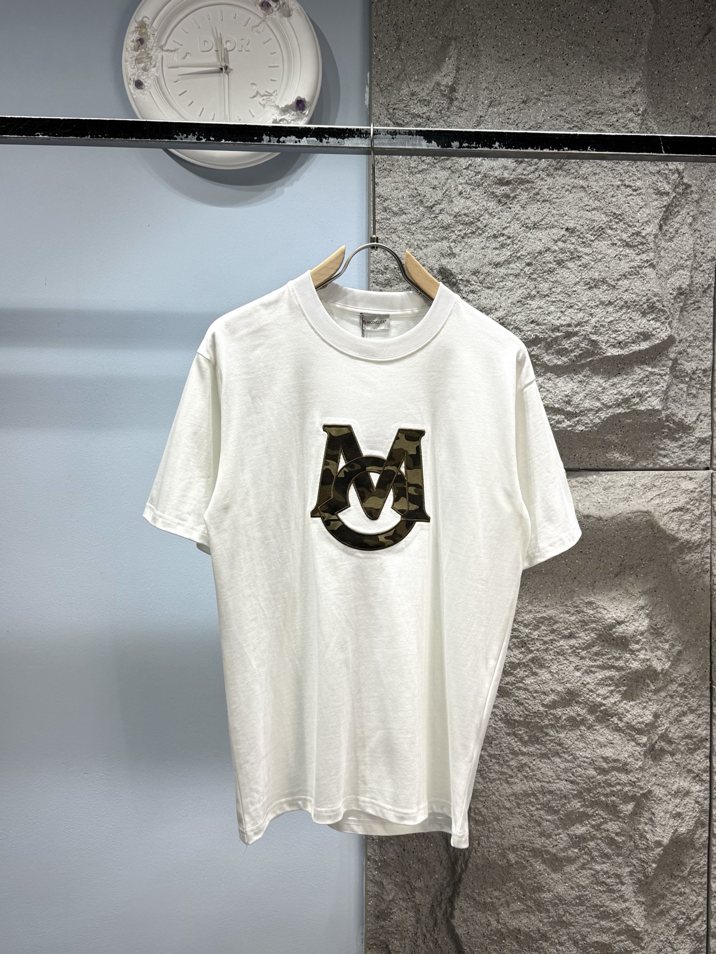 P148 Moncler* camiseta de manga corta con parche bordado‼️ 🖤La primera camiseta esencial de primavera, ¡Moncler la dom…