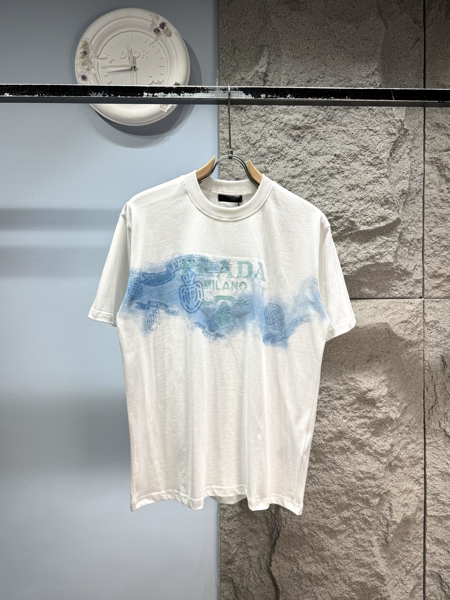 P150 PRADA*Prada Rendered Letters‼ ️Camiseta de manga corta® 🖤La tela de algodón puro de 280 g se siente suave y fufu,…