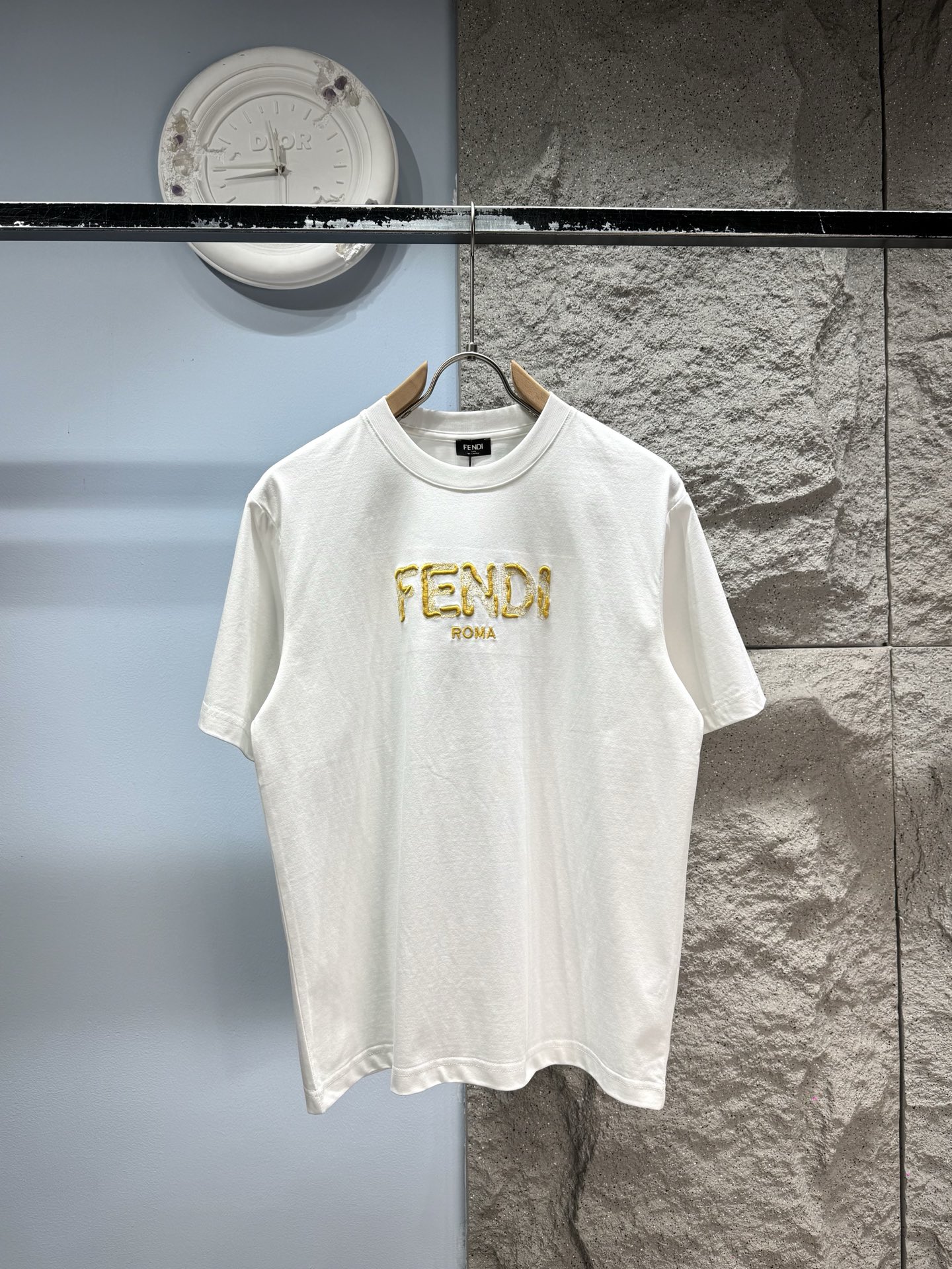 P150 FENDI*Fendi camiseta de manga corta con bordado de letras en relieve ‼️® 🖤Esta camiseta de algodón 280g de FENDI …