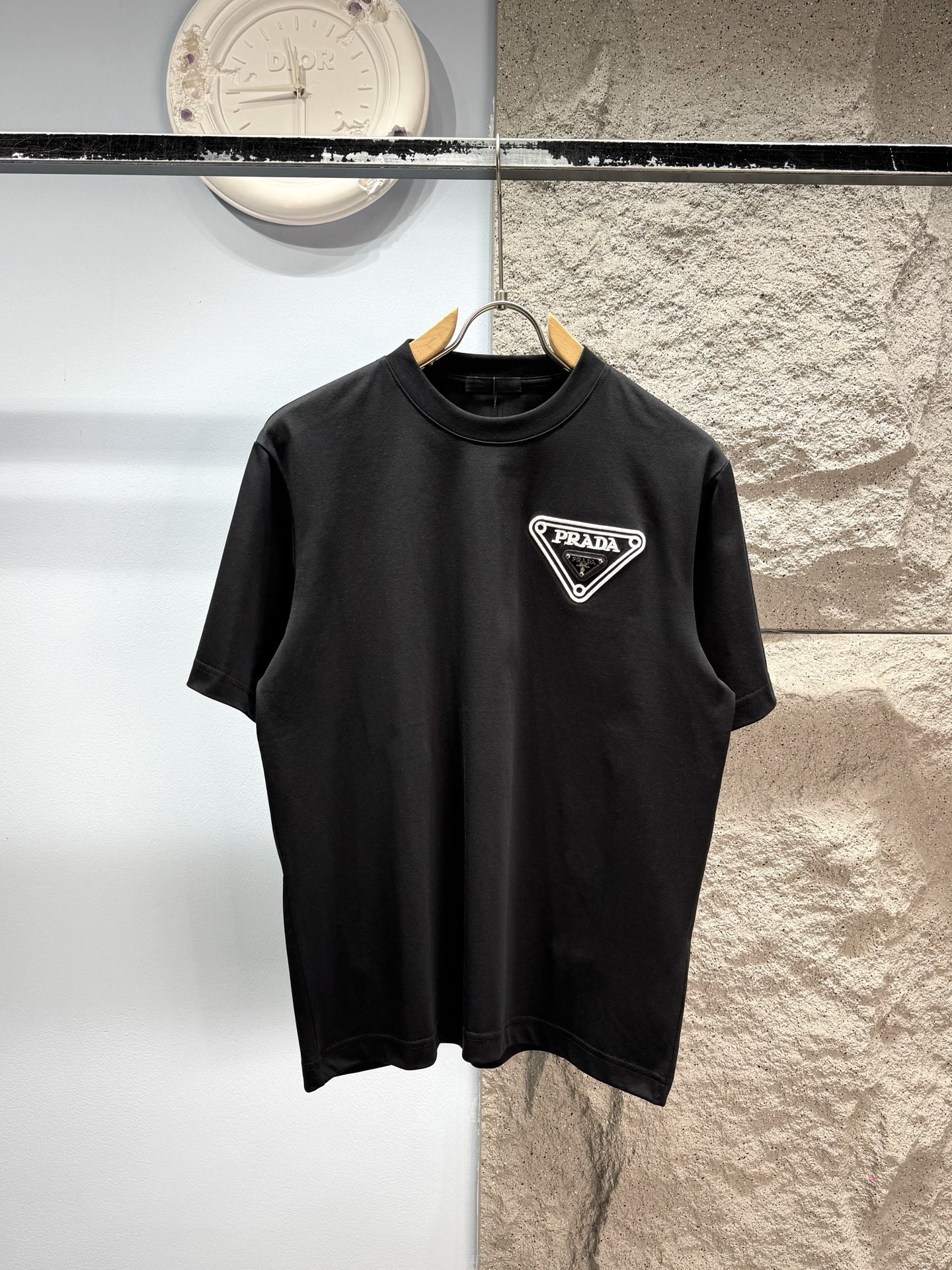 P150 PRADA*Logotipo de esmalte bordado de Prada‼ ️Camiseta de manga corta® 🖤Camiseta de cuello redondo de PRADA, el lo…