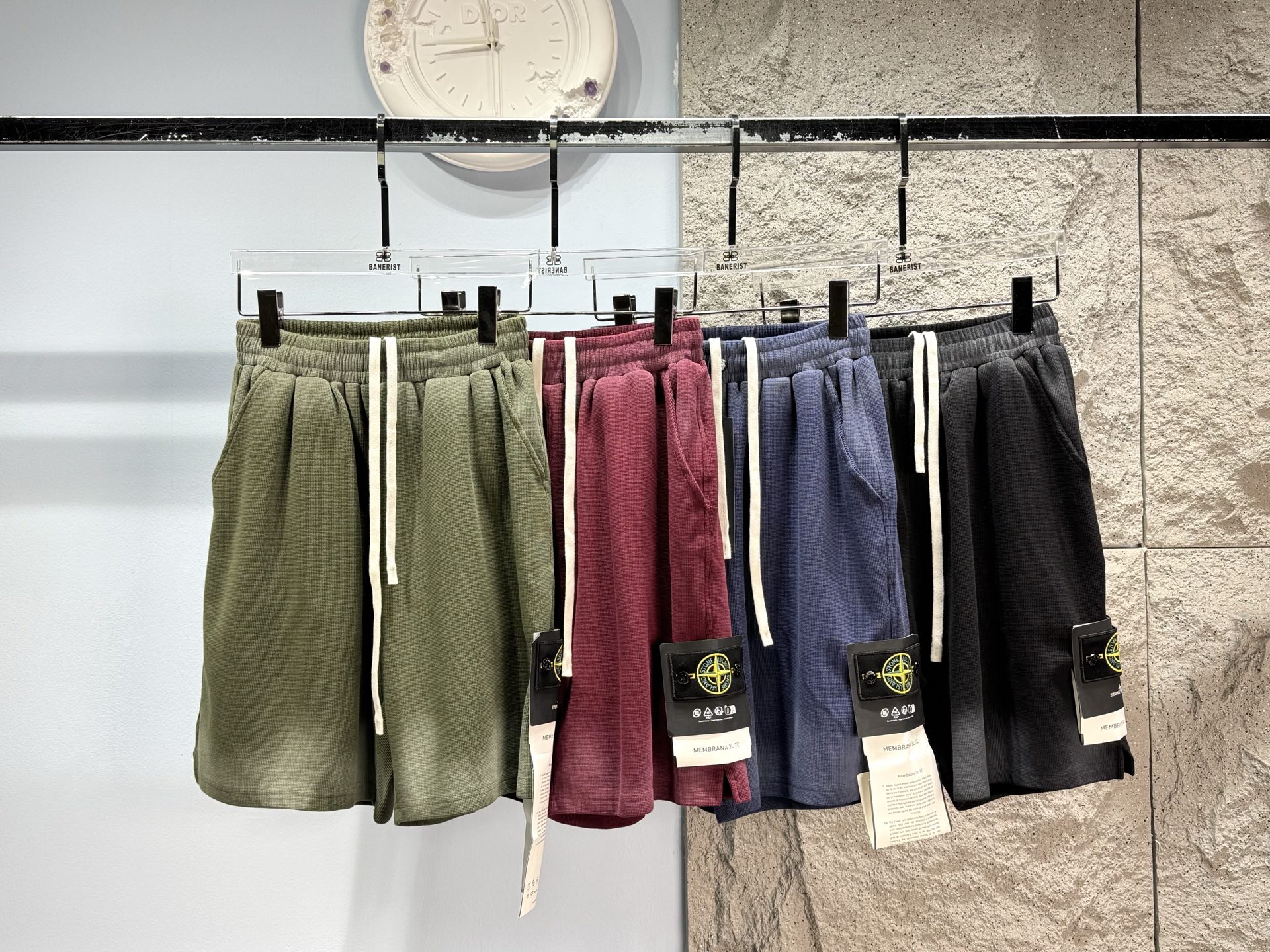 Verde militar, burdeos, azul oscuro, negro lavado