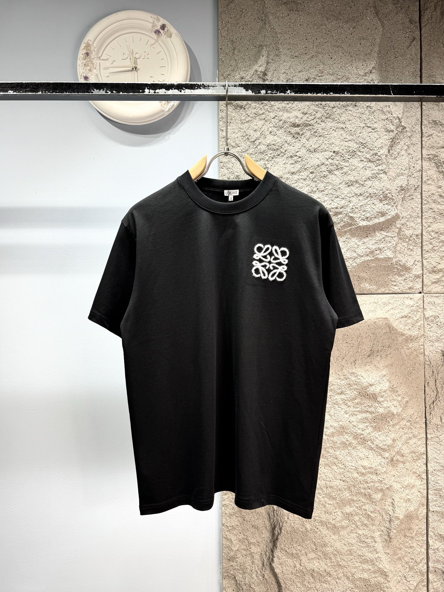 P148 Loewe*Bordado del logo‼️ Camiseta de manga corta® 🖤Camiseta de manga corta de la serie LOEWE Anagram, confecciona…