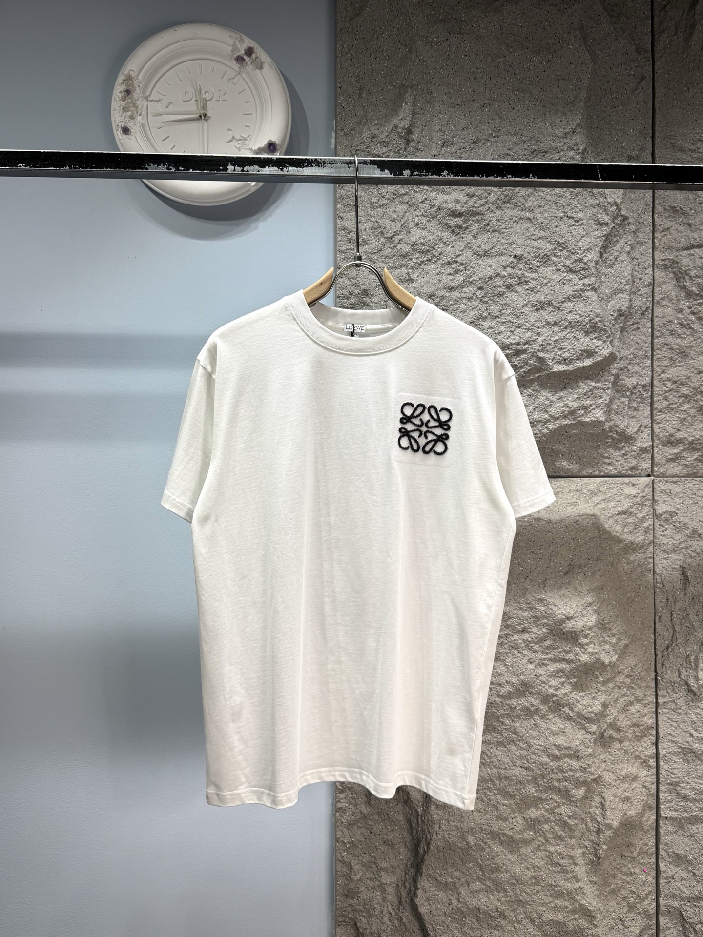 P148 Loewe*Bordado del logo‼️ Camiseta de manga corta® 🖤Camiseta de manga corta de la serie LOEWE Anagram, confecciona…