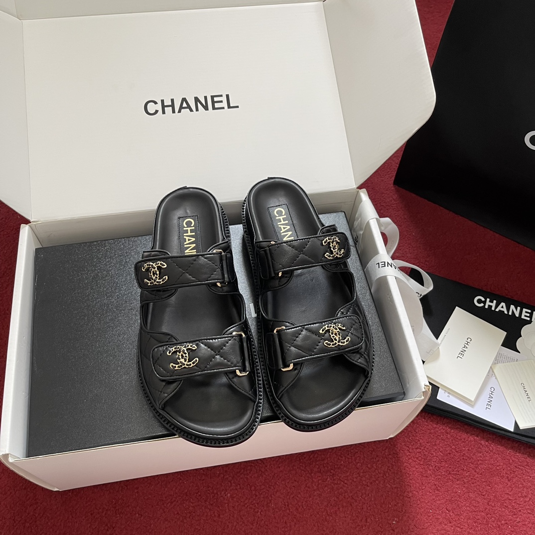 NO:757727,Top version (official website synchronized airplane box) CHANE* Xiaoxiang 25s classic hot-selling Velcro beach sandals, the best in counter sales!  !  !  Every year, Chanel’s classic Velcro series of popular items always appears!  !  This year’s new sandals are even more adorable, with a classic double accessory design, a treasure shoe worth buying!  [Comparisons are welcome for many versions on the entire website] Customized original mixed lambskin upper, three-layer handmade leather outsole imported from Italy, genuine leather welt. Size 35-40 (customized for 40 pieces, non-returnable), slippers and sandals, chanel, sandals, slippers, sheepskin, Leather soles19860909顶级版本（官网同步飞机盒） CHANE*小香25s经典爆款魔术贴沙滩凉拖 专柜断货王！！！每年chanel的经典魔术贴系列的热度单品总会出现！！今年新出的凉拖更加惹人爱,经典双配饰设计,值得入手的宝藏鞋！【全网众多版本欢迎对比】 鞋面定制原版混种小羊皮,意大利进口三层手工真皮大底 真皮沿条边. Size35-40（40定制不退换）,拖鞋凉鞋,chanel,sandals,slippers,sheepskin,Leather soles,Women's Shoes