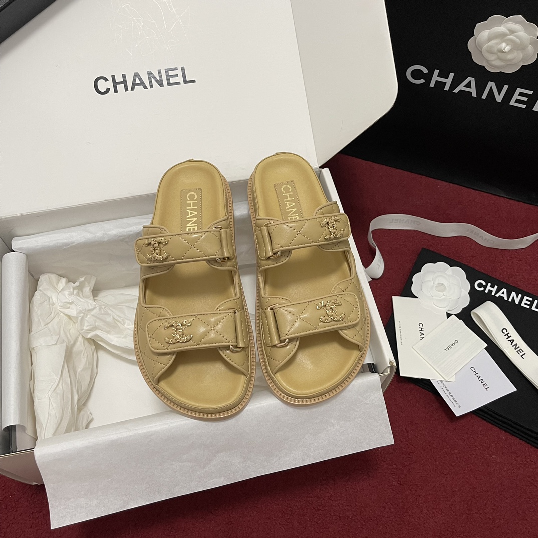 NO:757741,Top version (official website synchronized airplane box) CHANE* Xiaoxiang 25s classic hot-selling Velcro beach sandals, the best in counter sales!  !  !  Every year, Chanel’s classic Velcro series of popular items always appears!  !  This year’s new sandals are even more adorable, with a classic double accessory design, a treasure shoe worth buying!  [Comparisons are welcome for many versions on the entire website] Customized original mixed lambskin upper, three-layer handmade leather outsole imported from Italy, genuine leather welt. Size 35-40 (customized for 40 pieces, non-returnable), slippers and sandals, chanel, sandals, slippers, sheepskin, Leather soles19860909顶级版本（官网同步飞机盒） CHANE*小香25s经典爆款魔术贴沙滩凉拖 专柜断货王！！！每年chanel的经典魔术贴系列的热度单品总会出现！！今年新出的凉拖更加惹人爱,经典双配饰设计,值得入手的宝藏鞋！【全网众多版本欢迎对比】 鞋面定制原版混种小羊皮,意大利进口三层手工真皮大底 真皮沿条边. Size35-40（40定制不退换）,拖鞋凉鞋,chanel,sandals,slippers,sheepskin,Leather soles,Women's Shoes