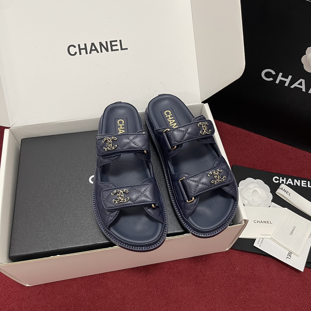 NO:757761,Top version (official website synchronized airplane box) CHANE* Xiaoxiang 25s classic hot-selling Velcro beach sandals, the best in counter sales!  !  !  Every year, Chanel’s classic Velcro series of popular items always appears!  !  This year’s new sandals are even more adorable, with a classic double accessory design, a treasure shoe worth buying!  [Comparisons are welcome for many versions on the entire website] Customized original mixed lambskin upper, three-layer handmade leather outsole imported from Italy, genuine leather welt. Size 35-40 (customized for 40 pieces, non-returnable), slippers and sandals, chanel, sandals, slippers, sheepskin, Leather soles19860909顶级版本（官网同步飞机盒） CHANE*小香25s经典爆款魔术贴沙滩凉拖 专柜断货王！！！每年chanel的经典魔术贴系列的热度单品总会出现！！今年新出的凉拖更加惹人爱,经典双配饰设计,值得入手的宝藏鞋！【全网众多版本欢迎对比】 鞋面定制原版混种小羊皮,意大利进口三层手工真皮大底 真皮沿条边. Size35-40（40定制不退换）,拖鞋凉鞋,chanel,sandals,slippers,sheepskin,Leather soles,Women's Shoes