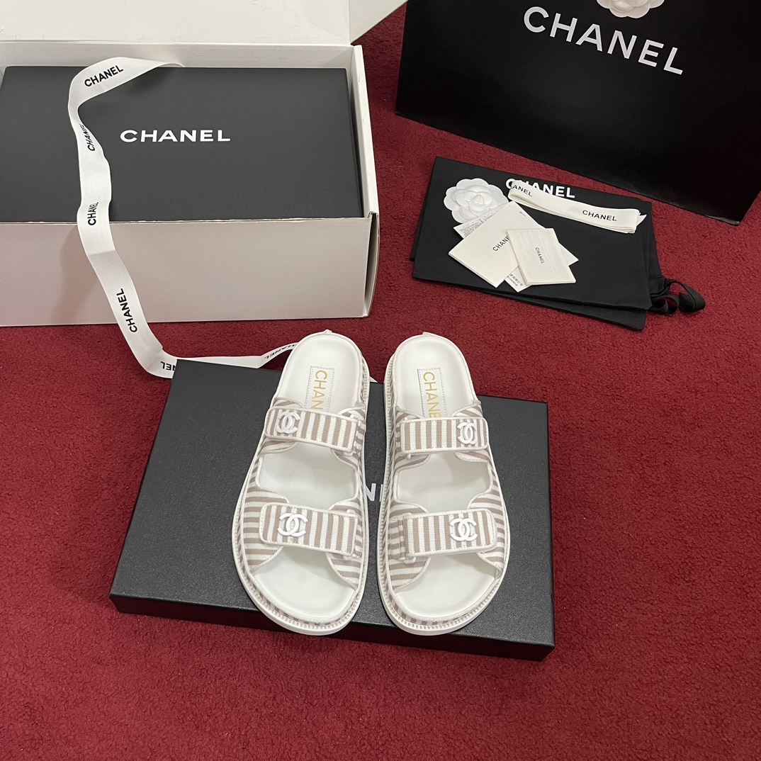 NO:757755,Top version (official website synchronized airplane box) CHANE* Xiaoxiang 25s classic hot-selling Velcro beach sandals, the best in counter sales!  !  !  Every year, Chanel’s classic Velcro series of popular items always appears!  !  This year’s new sandals are even more adorable, with a classic double accessory design, a treasure shoe worth buying!  [Comparisons are welcome for many versions on the entire website] Customized original mixed lambskin upper, three-layer handmade leather outsole imported from Italy, genuine leather welt. Size 35-40 (customized for 40 pieces, non-returnable), slippers and sandals, chanel, sandals, slippers, sheepskin, Leather soles19860909顶级版本（官网同步飞机盒） CHANE*小香25s经典爆款魔术贴沙滩凉拖 专柜断货王！！！每年chanel的经典魔术贴系列的热度单品总会出现！！今年新出的凉拖更加惹人爱,经典双配饰设计,值得入手的宝藏鞋！【全网众多版本欢迎对比】 鞋面定制原版混种小羊皮,意大利进口三层手工真皮大底 真皮沿条边. Size35-40（40定制不退换）,拖鞋凉鞋,chanel,sandals,slippers,sheepskin,Leather soles,Women's Shoes